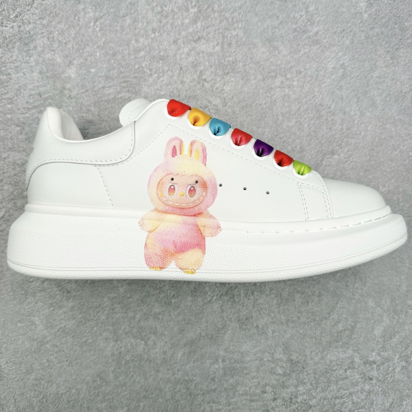 Alexander McQueen 亚历山大麦昆小白鞋 东莞纯原 现市场所售版本天花板一梯队级别 原鞋在手可对比 可提供拍摄 高端零售客户最爱厚底增高小白鞋 正品购回原版开发 鞋底厚4.5cm 全鞋面进口牛皮 丝绸亚光原版水染羊皮内里 牛皮垫脚 回弹度到位 耐磨舒适 （⚠官方同步尺码带半码）全套得物毒盒蓝色外包盒 加厚层工艺原盒 并赠送极品丝带和购物袋 中底附带厂标钢印 女码中底和原版一致的13钉工艺（作用是小钉弯曲后可将中底与帮脚抓得更紧密）鞋盒贴标使用了高精密打印机，清晰与原版一致赠送加厚麻布防尘袋 闲置时可使用防尘尺码：35 36 36.5 37 37.5 38 38.5 39 40 40.5 41 41.5 42 42.5 43 43.5 44 45 官网一致尺码-选品中心