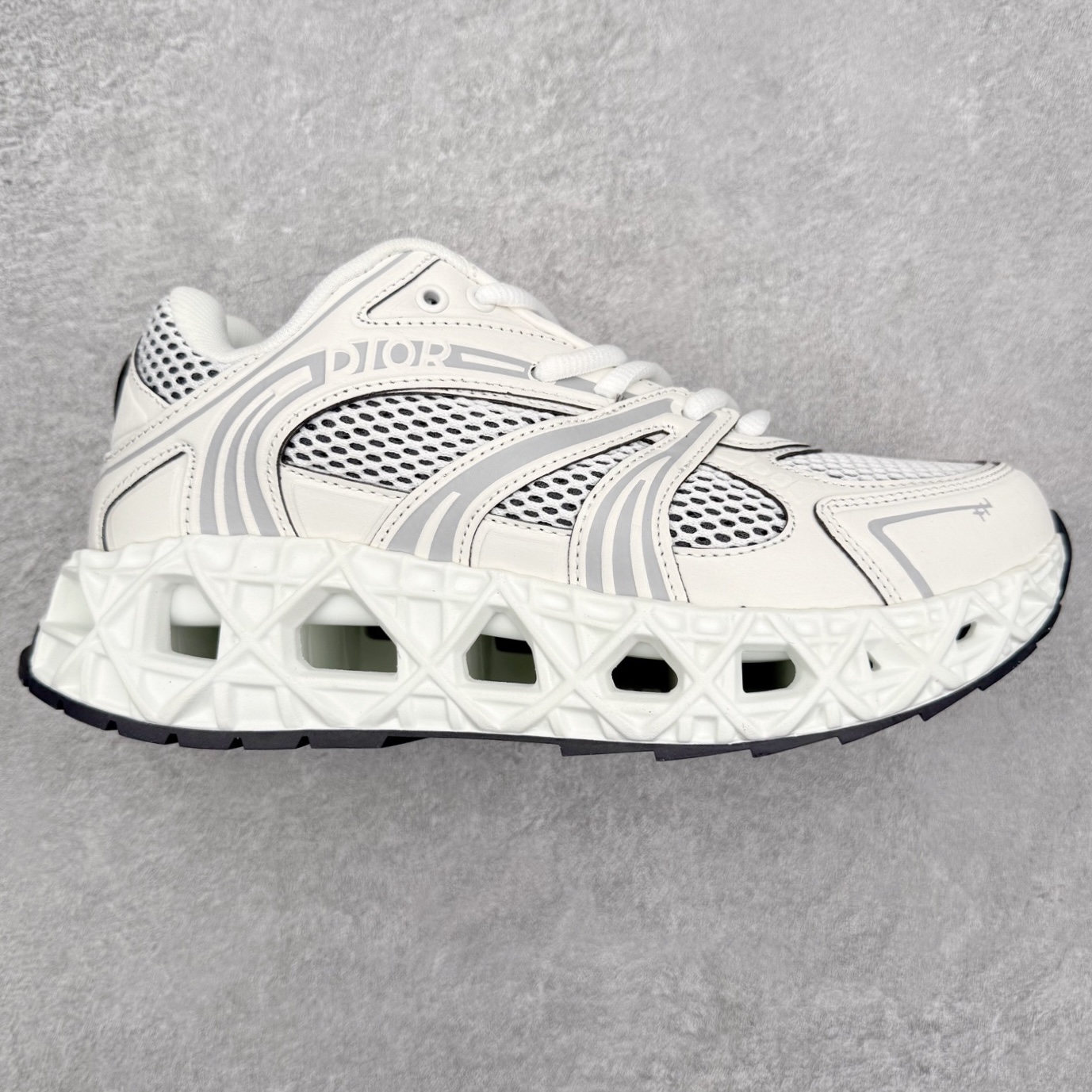Dior x Kaws迪奥 联名款B35胶囊系列 镂空 网面 原版购入开发 做货 这款名为B35 NXT 的新款运动鞋，采用了 3D打印技术制成镂空式鞋底，鞋身部分则是十分契合当下审美的老爹鞋样式网面拼接与流畅线条布局，将复古千禧感与现代科技感浑然融为一体；且从当前已曝光的版本来看，这双新鞋款还提供了亮色系、暗色系，以及复古低饱和色系等不同风格配色方案选择，在不同风格造型中都有着十分不俗的兼容性。将前沿科技与复古审美相结合的鞋履新作 配送专柜精美包装🛍📦 ▪面料： 原版定制进口网面+科技面料 ▪内里：定制进口透气网里 ▪鞋底：原版开模防滑橡胶材质 ▪底厚：6CM ▪尺码： 35-45-选品中心