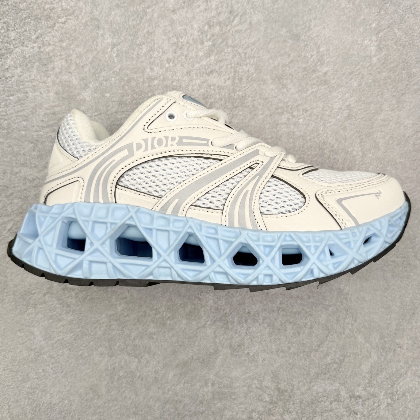 Dior x Kaws迪奥 联名款B35胶囊系列 镂空 网面 原版购入开发 做货 这款名为B35 NXT 的新款运动鞋，采用了 3D打印技术制成镂空式鞋底，鞋身部分则是十分契合当下审美的老爹鞋样式网面拼接与流畅线条布局，将复古千禧感与现代科技感浑然融为一体；且从当前已曝光的版本来看，这双新鞋款还提供了亮色系、暗色系，以及复古低饱和色系等不同风格配色方案选择，在不同风格造型中都有着十分不俗的兼容性。将前沿科技与复古审美相结合的鞋履新作 配送专柜精美包装🛍📦 ▪面料： 原版定制进口网面+科技面料 ▪内里：定制进口透气网里 ▪鞋底：原版开模防滑橡胶材质 ▪底厚：6CM ▪尺码： 35-45-选品中心