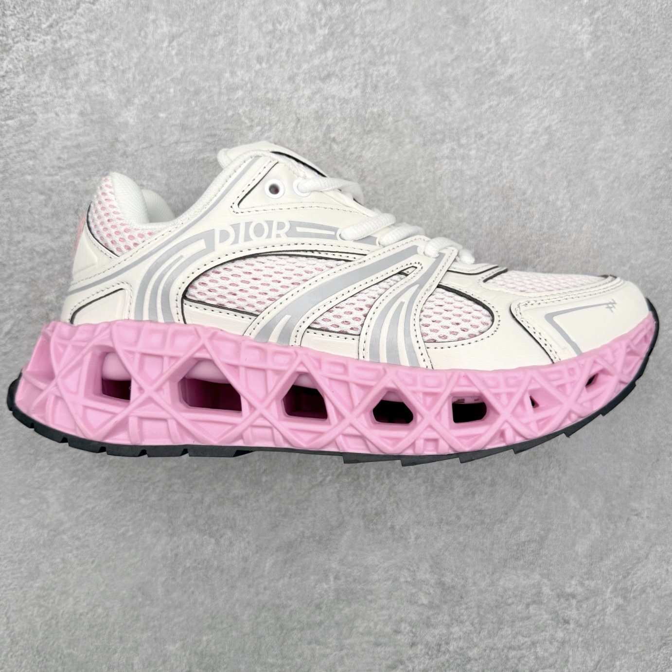 Dior x Kaws迪奥 联名款B35胶囊系列 镂空 网面 原版购入开发 做货 这款名为B35 NXT 的新款运动鞋，采用了 3D打印技术制成镂空式鞋底，鞋身部分则是十分契合当下审美的老爹鞋样式网面拼接与流畅线条布局，将复古千禧感与现代科技感浑然融为一体；且从当前已曝光的版本来看，这双新鞋款还提供了亮色系、暗色系，以及复古低饱和色系等不同风格配色方案选择，在不同风格造型中都有着十分不俗的兼容性。将前沿科技与复古审美相结合的鞋履新作 配送专柜精美包装🛍📦 ▪面料： 原版定制进口网面+科技面料 ▪内里：定制进口透气网里 ▪鞋底：原版开模防滑橡胶材质 ▪底厚：6CM ▪尺码： 35-45-选品中心