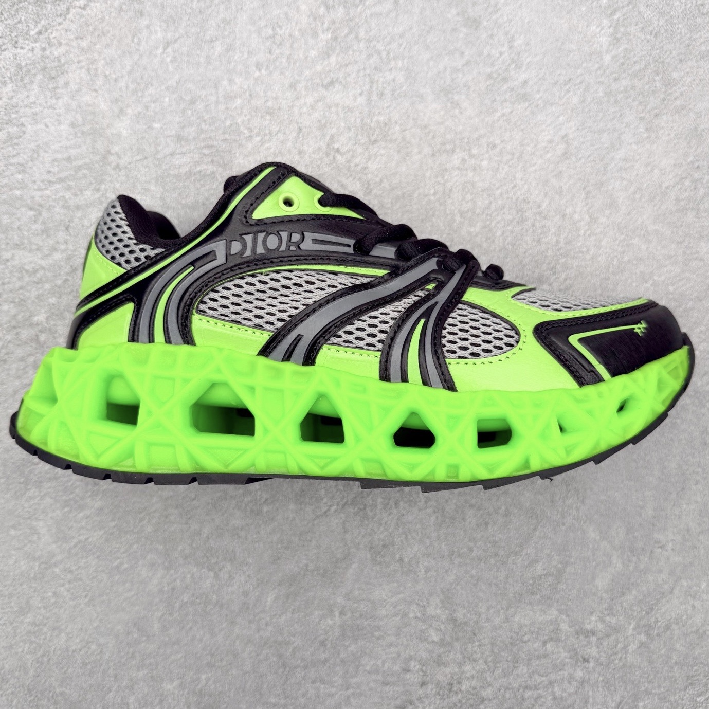 Dior x Kaws迪奥 联名款B35胶囊系列 镂空 网面 原版购入开发 做货 这款名为B35 NXT 的新款运动鞋，采用了 3D打印技术制成镂空式鞋底，鞋身部分则是十分契合当下审美的老爹鞋样式网面拼接与流畅线条布局，将复古千禧感与现代科技感浑然融为一体；且从当前已曝光的版本来看，这双新鞋款还提供了亮色系、暗色系，以及复古低饱和色系等不同风格配色方案选择，在不同风格造型中都有着十分不俗的兼容性。将前沿科技与复古审美相结合的鞋履新作 配送专柜精美包装🛍📦 ▪面料： 原版定制进口网面+科技面料 ▪内里：定制进口透气网里 ▪鞋底：原版开模防滑橡胶材质 ▪底厚：6CM ▪尺码： 35-45-选品中心