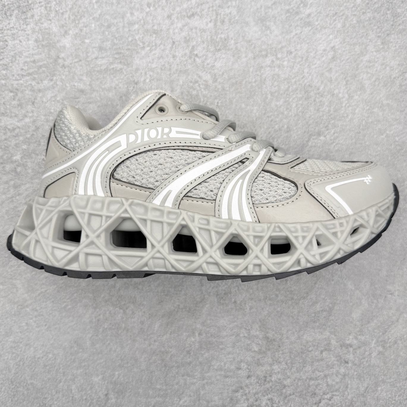 Dior x Kaws迪奥 联名款B35胶囊系列 镂空 网面 原版购入开发 做货 这款名为B35 NXT 的新款运动鞋，采用了 3D打印技术制成镂空式鞋底，鞋身部分则是十分契合当下审美的老爹鞋样式网面拼接与流畅线条布局，将复古千禧感与现代科技感浑然融为一体；且从当前已曝光的版本来看，这双新鞋款还提供了亮色系、暗色系，以及复古低饱和色系等不同风格配色方案选择，在不同风格造型中都有着十分不俗的兼容性。将前沿科技与复古审美相结合的鞋履新作 配送专柜精美包装🛍📦 ▪面料： 原版定制进口网面+科技面料 ▪内里：定制进口透气网里 ▪鞋底：原版开模防滑橡胶材质 ▪底厚：6CM ▪尺码： 35-45-选品中心