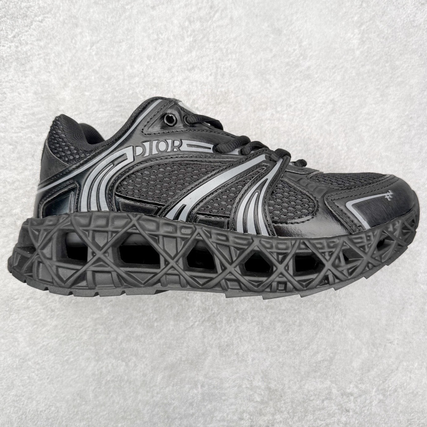 Dior x Kaws迪奥 联名款B35胶囊系列 镂空 网面 原版购入开发 做货 这款名为B35 NXT 的新款运动鞋，采用了 3D打印技术制成镂空式鞋底，鞋身部分则是十分契合当下审美的老爹鞋样式网面拼接与流畅线条布局，将复古千禧感与现代科技感浑然融为一体；且从当前已曝光的版本来看，这双新鞋款还提供了亮色系、暗色系，以及复古低饱和色系等不同风格配色方案选择，在不同风格造型中都有着十分不俗的兼容性。将前沿科技与复古审美相结合的鞋履新作 配送专柜精美包装🛍📦 ▪面料： 原版定制进口网面+科技面料 ▪内里：定制进口透气网里 ▪鞋底：原版开模防滑橡胶材质 ▪底厚：6CM ▪尺码： 35-45-选品中心