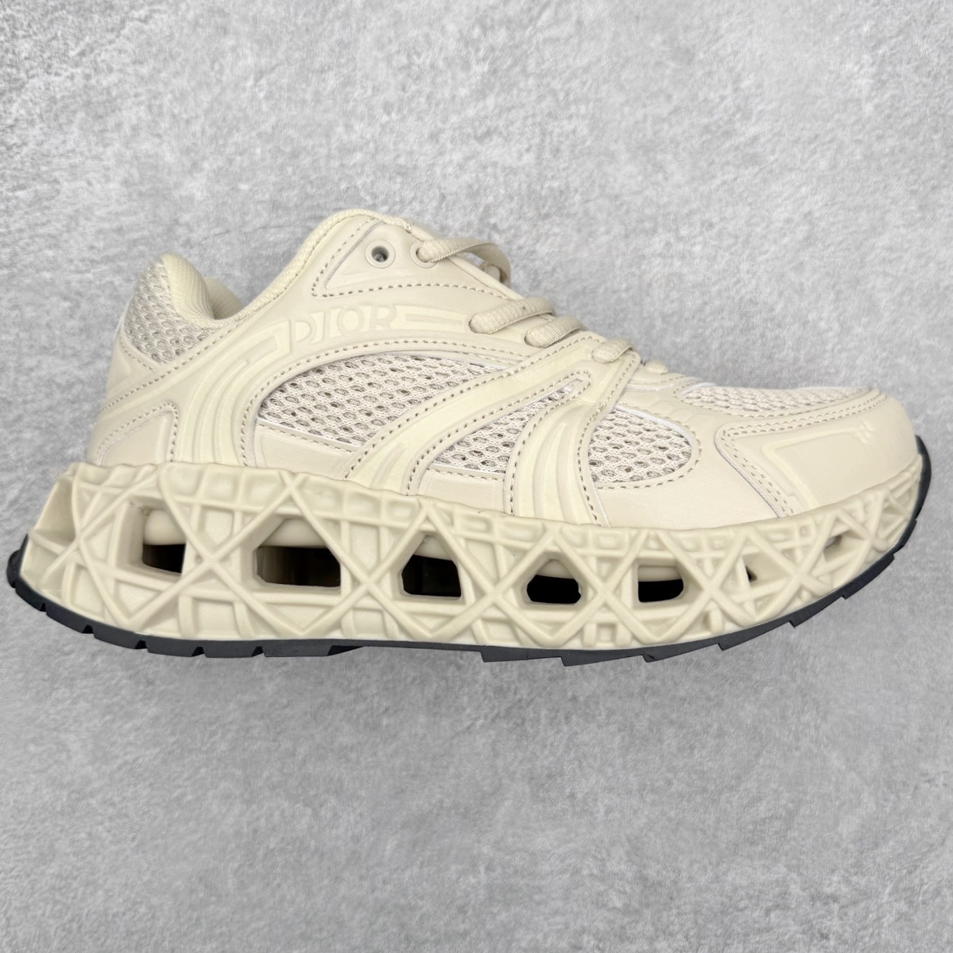 Dior x Kaws迪奥 联名款B35胶囊系列 镂空 网面 原版购入开发 做货 这款名为B35 NXT 的新款运动鞋，采用了 3D打印技术制成镂空式鞋底，鞋身部分则是十分契合当下审美的老爹鞋样式网面拼接与流畅线条布局，将复古千禧感与现代科技感浑然融为一体；且从当前已曝光的版本来看，这双新鞋款还提供了亮色系、暗色系，以及复古低饱和色系等不同风格配色方案选择，在不同风格造型中都有着十分不俗的兼容性。将前沿科技与复古审美相结合的鞋履新作 配送专柜精美包装🛍📦 ▪面料： 原版定制进口网面+科技面料 ▪内里：定制进口透气网里 ▪鞋底：原版开模防滑橡胶材质 ▪底厚：6CM ▪尺码： 35-45-选品中心