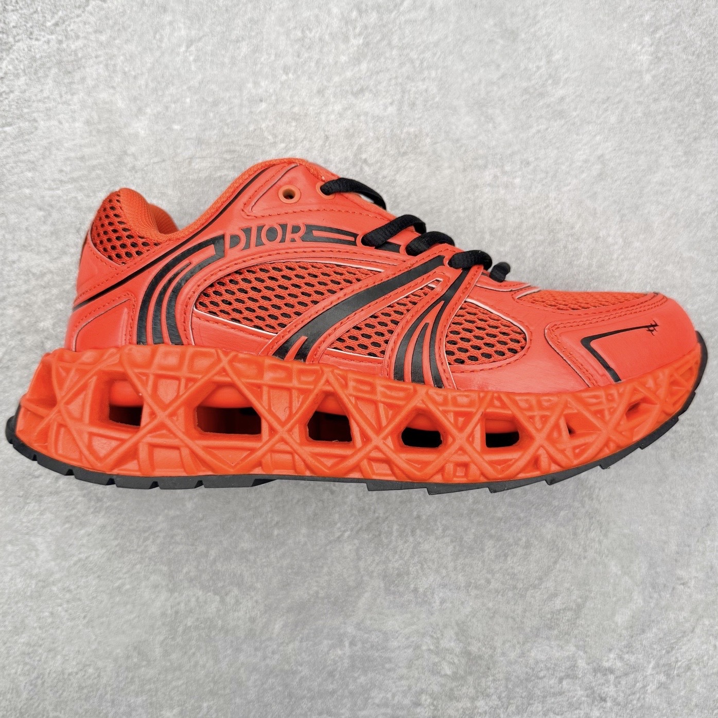 Dior x Kaws迪奥 联名款B35胶囊系列 镂空 网面 原版购入开发 做货 这款名为B35 NXT 的新款运动鞋，采用了 3D打印技术制成镂空式鞋底，鞋身部分则是十分契合当下审美的老爹鞋样式网面拼接与流畅线条布局，将复古千禧感与现代科技感浑然融为一体；且从当前已曝光的版本来看，这双新鞋款还提供了亮色系、暗色系，以及复古低饱和色系等不同风格配色方案选择，在不同风格造型中都有着十分不俗的兼容性。将前沿科技与复古审美相结合的鞋履新作 配送专柜精美包装🛍📦 ▪面料： 原版定制进口网面+科技面料 ▪内里：定制进口透气网里 ▪鞋底：原版开模防滑橡胶材质 ▪底厚：6CM ▪尺码： 35-45-选品中心