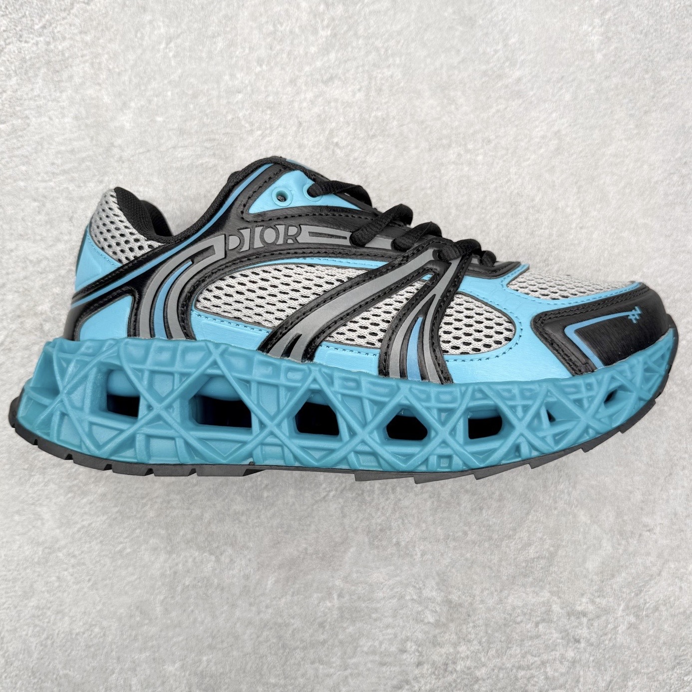 Dior x Kaws迪奥 联名款B35胶囊系列 镂空 网面 原版购入开发 做货 这款名为B35 NXT 的新款运动鞋，采用了 3D打印技术制成镂空式鞋底，鞋身部分则是十分契合当下审美的老爹鞋样式网面拼接与流畅线条布局，将复古千禧感与现代科技感浑然融为一体；且从当前已曝光的版本来看，这双新鞋款还提供了亮色系、暗色系，以及复古低饱和色系等不同风格配色方案选择，在不同风格造型中都有着十分不俗的兼容性。将前沿科技与复古审美相结合的鞋履新作 配送专柜精美包装🛍📦 ▪面料： 原版定制进口网面+科技面料 ▪内里：定制进口透气网里 ▪鞋底：原版开模防滑橡胶材质 ▪底厚：6CM ▪尺码： 35-45-选品中心