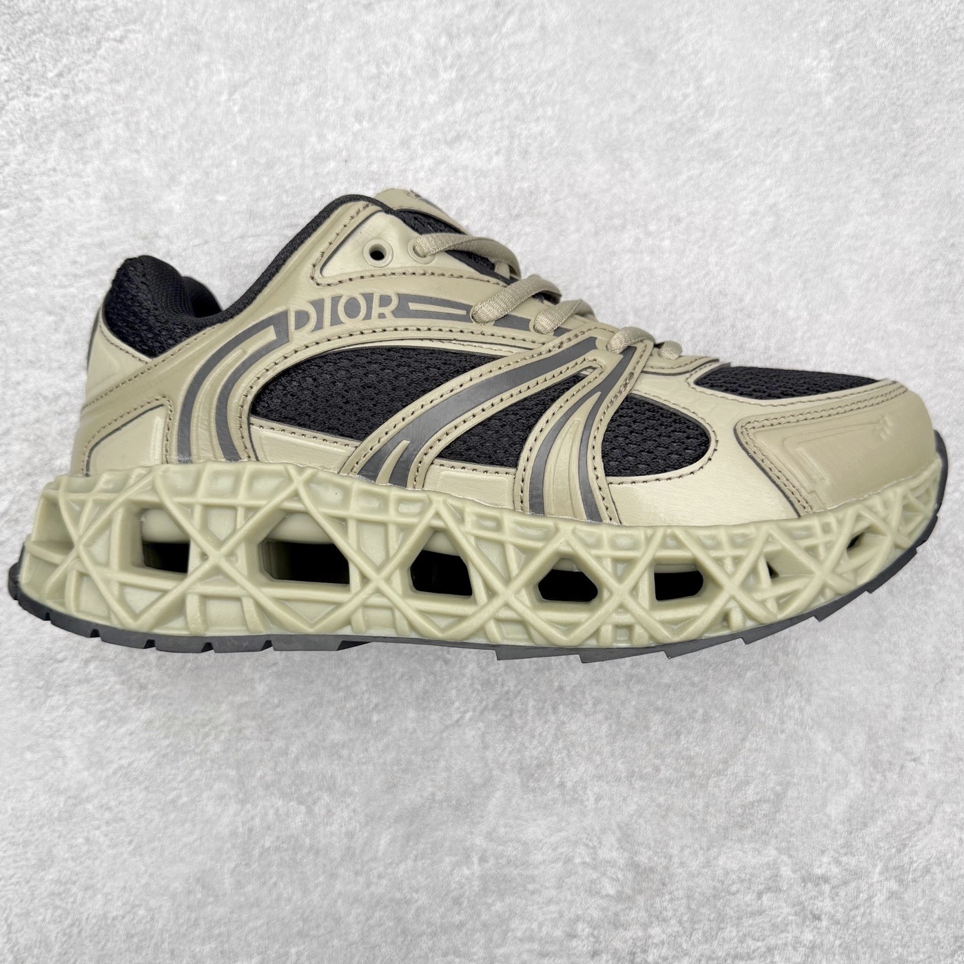 Dior x Kaws迪奥 联名款B35胶囊系列 镂空 网面 原版购入开发 做货 这款名为B35 NXT 的新款运动鞋，采用了 3D打印技术制成镂空式鞋底，鞋身部分则是十分契合当下审美的老爹鞋样式网面拼接与流畅线条布局，将复古千禧感与现代科技感浑然融为一体；且从当前已曝光的版本来看，这双新鞋款还提供了亮色系、暗色系，以及复古低饱和色系等不同风格配色方案选择，在不同风格造型中都有着十分不俗的兼容性。将前沿科技与复古审美相结合的鞋履新作 配送专柜精美包装🛍📦 ▪面料： 原版定制进口网面+科技面料 ▪内里：定制进口透气网里 ▪鞋底：原版开模防滑橡胶材质 ▪底厚：6CM ▪尺码： 35-45-选品中心