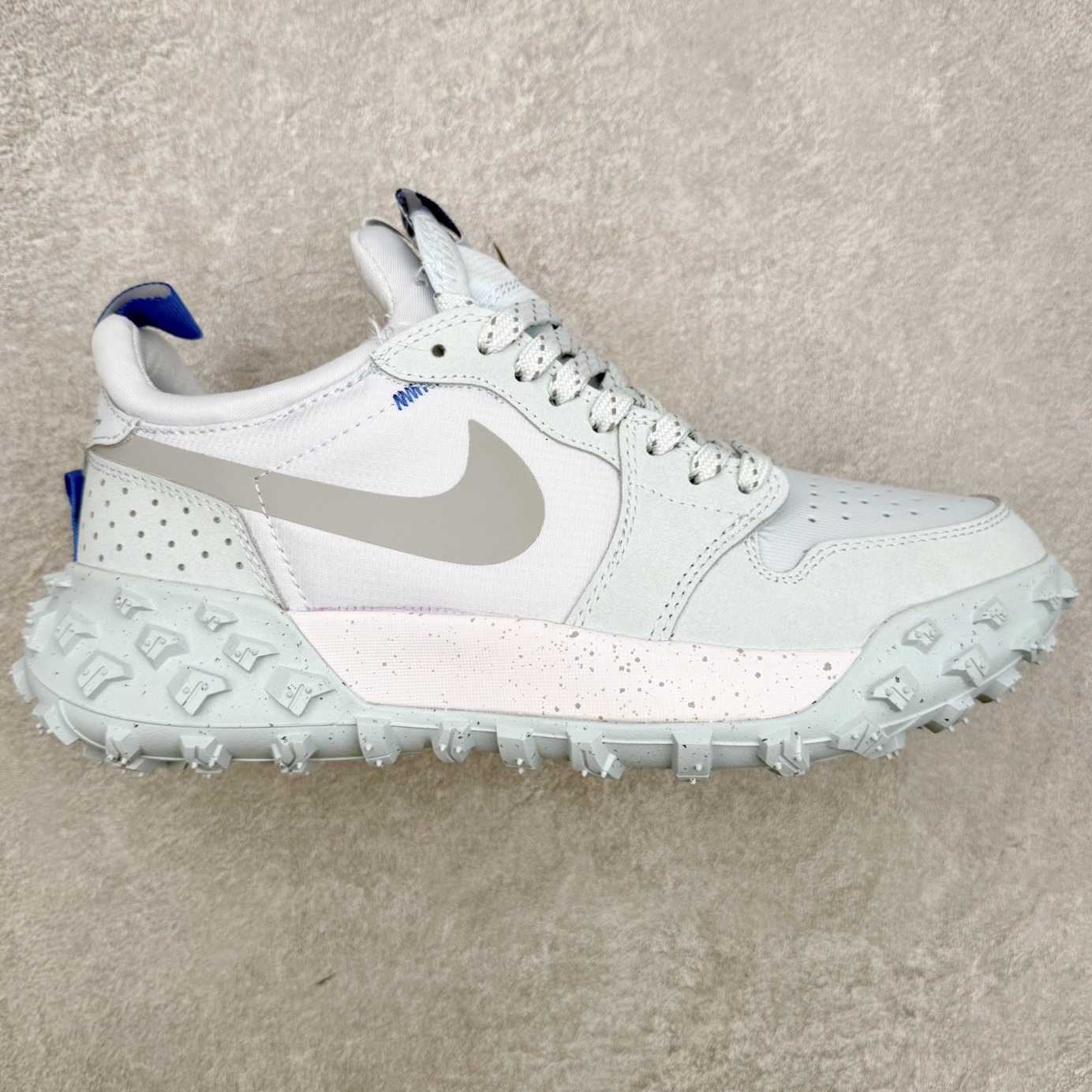 Air Jordan AJ1 Element Gore-Tex 经典耐用 低帮跑步鞋 冰川蓝 FV4227-400实拍调校N版已经零色差零失真 百分百还原实物色彩所见即所得 不存在货不对板色差等低级问题 选购参考实物拍摄 不混卖不参货 只用心做好货严格选品 承诺混一赔十 尺码：40 40.5 41 42 42.5 43 44 44.5 45-选品中心