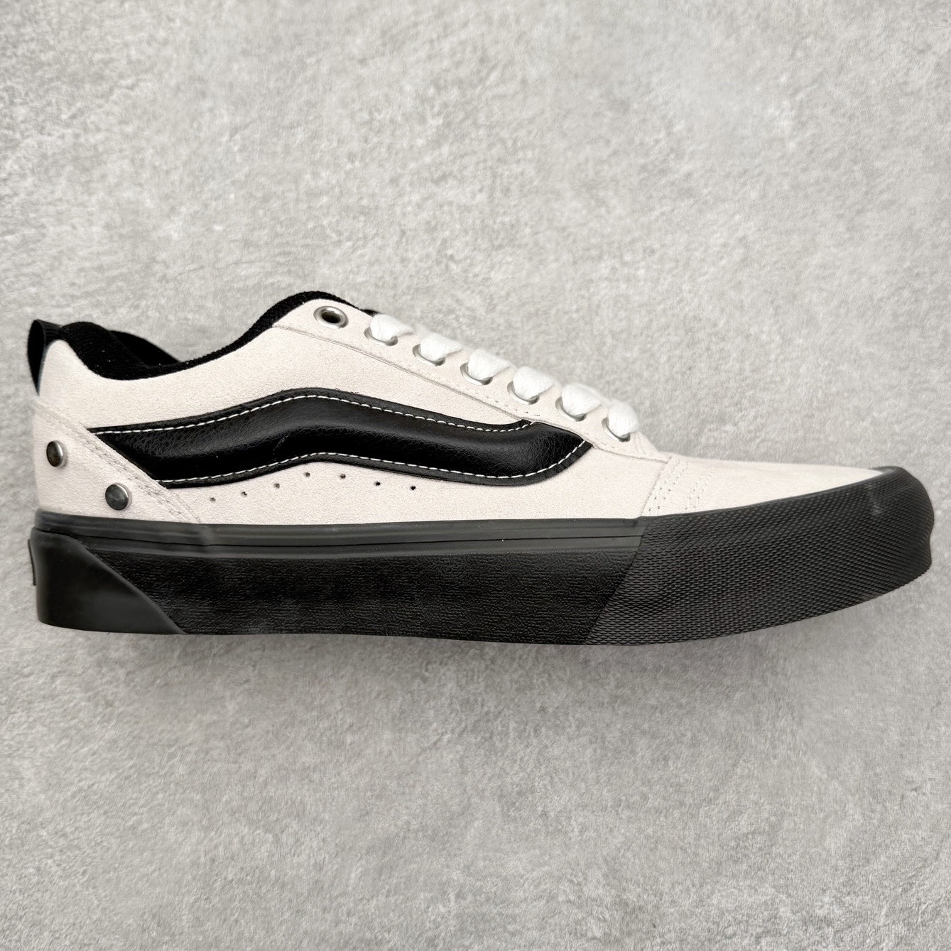 Vans Knu Skool 铆钉白黑 官方新款 复古休闲胖胖面包鞋 此次以铆钉元素为设计亮点，面包鞋标志性的立体大Logo搭配麂皮材质，质感拉满，后跟融合铆钉元素，街头复古风十足。 尺码：35 36 36.5 37 38 38.5 39 40 40.5 41 42 42.5 43 44 45-选品中心