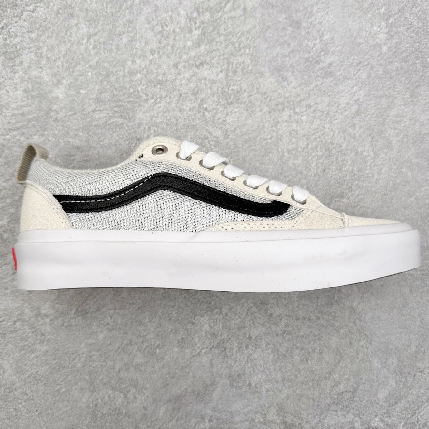 Vans Skate Old Skool 36 米白 此次全新鞋型将加厚的鞋舌和更短的鞋头相结合 并在性能上保持一贯优质技术 摆脱了传统面包鞋的固有思维 取消侧面臃肿 鞋头与鞋身连接的两侧 Vans 单独缝制了两块麂皮用以加固鞋身增强耐磨性能 货号：VN000D5RZHJ 尺码：35 36 36.5 37 38 38.5 39 40 40.5 41 42 42.5 43 44-选品中心