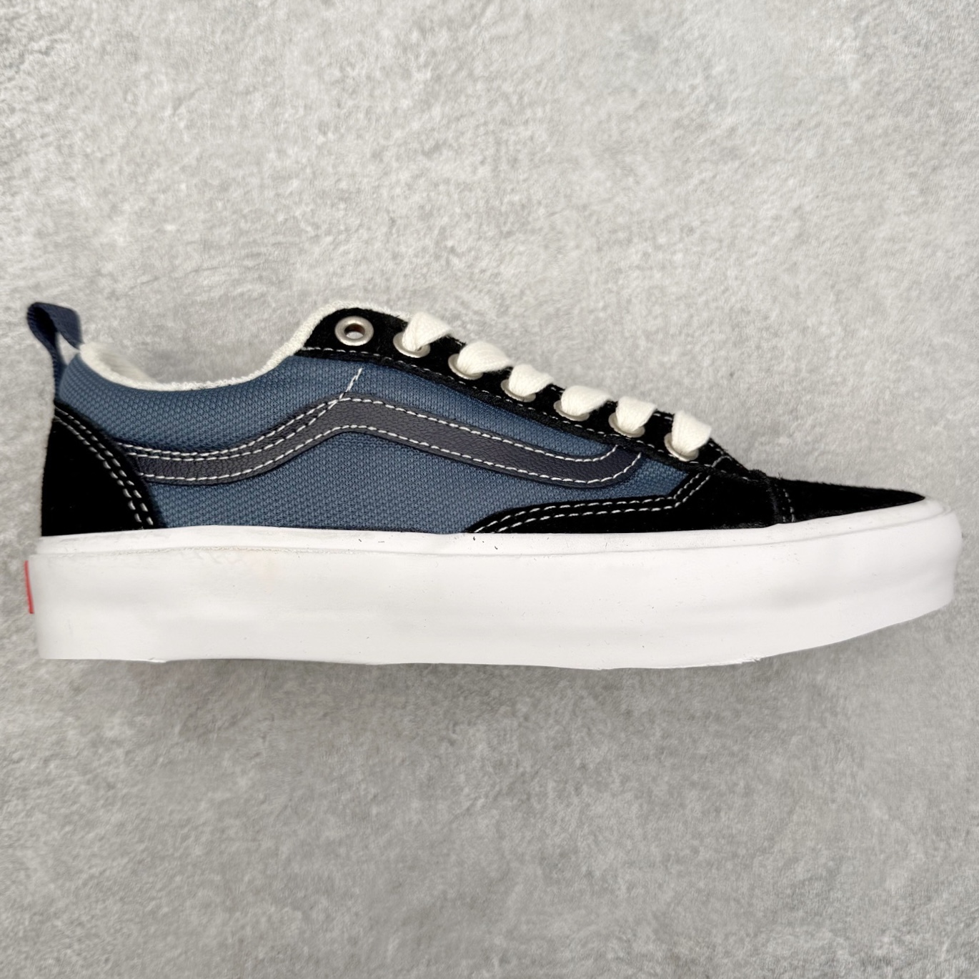 Vans Skate Old Skool 36 蓝黑 此次全新鞋型将加厚的鞋舌和更短的鞋头相结合 并在性能上保持一贯优质技术 摆脱了传统面包鞋的固有思维 取消侧面臃肿 鞋头与鞋身连接的两侧 Vans 单独缝制了两块麂皮用以加固鞋身增强耐磨性能 货号：VN000D5RHT3 尺码：35 36 36.5 37 38 38.5 39 40 40.5 41 42 42.5 43 44-选品中心