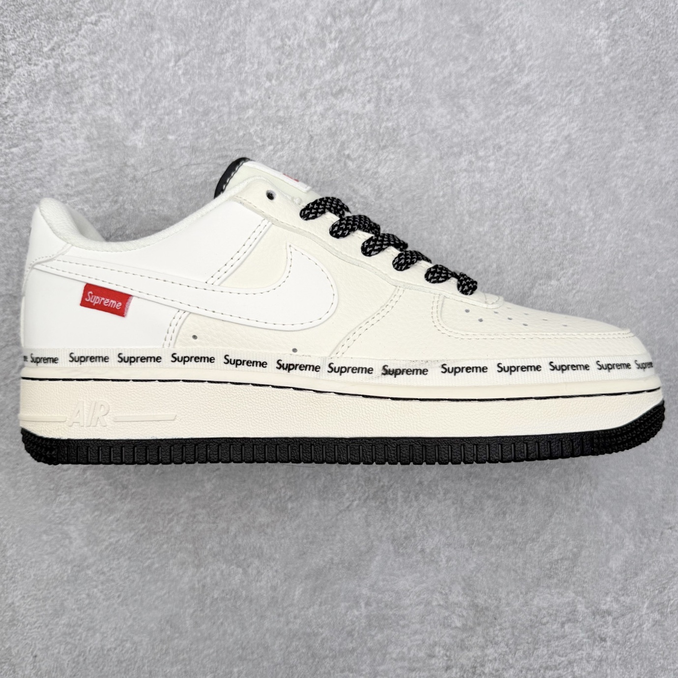 NK Air Force 1´07 Low 空军一号低帮百搭休闲运动板鞋 XX3168-222 柔软、弹性十足的缓震性能和出色的中底设计 横跨复古与现代的外型结合 造就出风靡全球 三十多年的Force 1 直到今天还深受青睐 实拍调校N版已经零色差零失真 百分百还原实物色彩所见即所得 不存在货不对板色差等低级问题 选购参考实物拍摄 不混卖不参货 只用心做好货严格选品 承诺混一赔十 尺码：36 36.5 37.5 38 38.5 39 40 40.5 41 42 42.5 43 44 44.5 45-选品中心