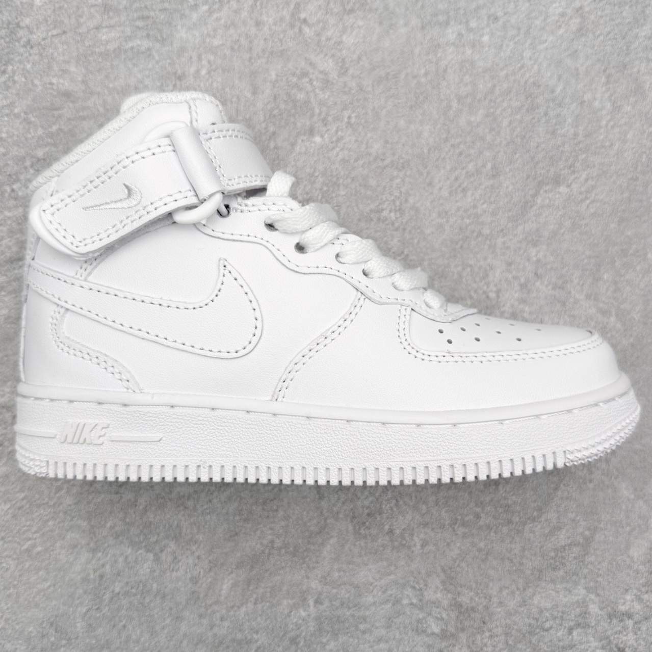 童鞋 NK Air Force 1´07 Le 空军一号中帮百搭休闲运动板鞋 DH2934-111 柔软、弹性十足的缓震性能和出色的中底设计 横跨复古与现代的外型结合 造就出风靡全球 三十多年的Force 1 直到今天还深受青睐 实拍调校N版已经零色差零失真 百分百还原实物色彩所见即所得 不存在货不对板色差等低级问题 选购参考实物拍摄 不混卖不参货 只用心做好货严格选品 承诺混一赔十 尺码：22 23 24 25 26 27 28 29 30 31 32 33 34 35-选品中心