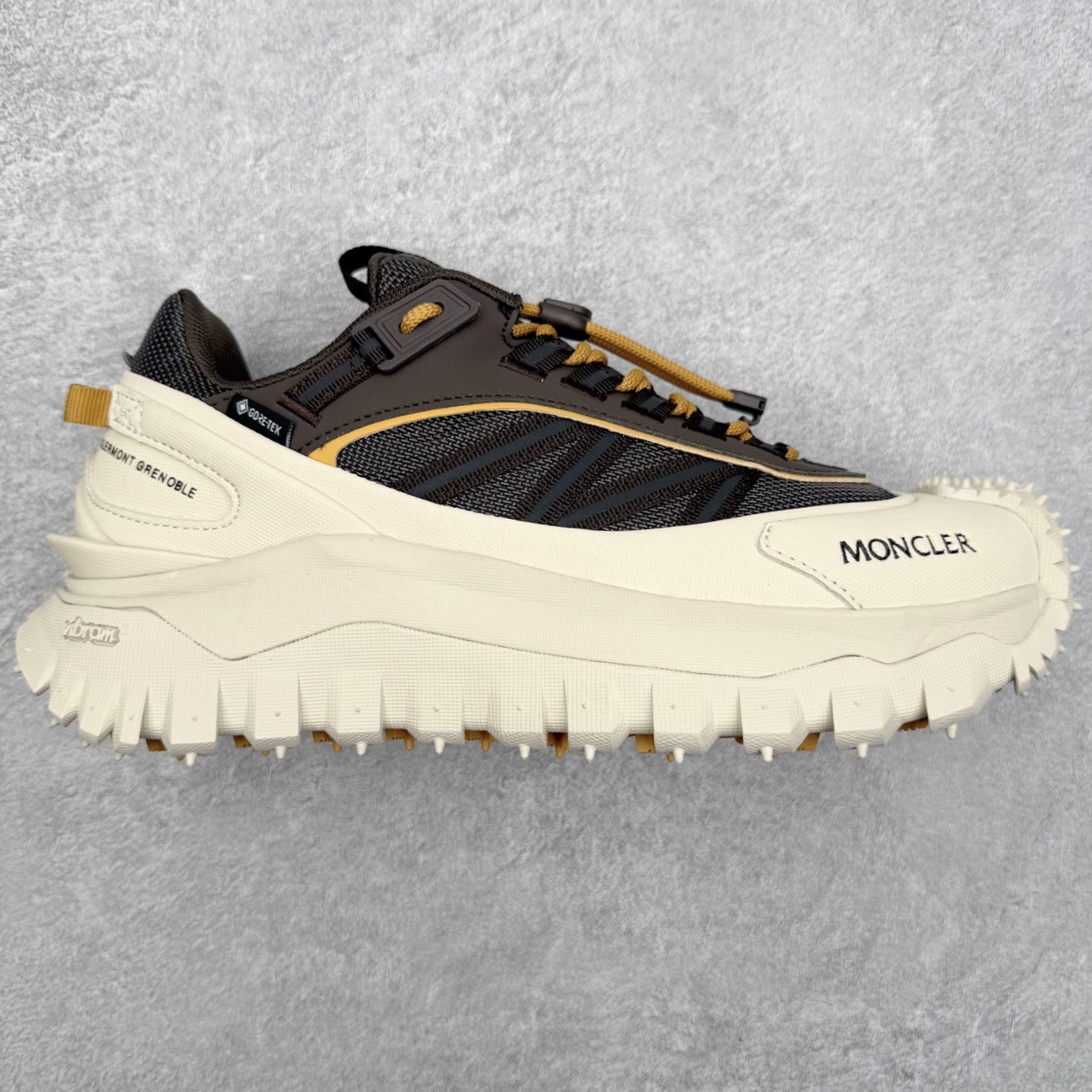 Moncler Trailgrip Gore-Tex 蒙口越野旅行系列低帮厚底轻量户外登山运动鞋 盟可睐MONCLER TRAILGRIP 鞋履新季系列 前卫设计碰撞实用科技 轻盈面料无惧炎热夏季 Trailgrip运动鞋作为盟可睐Moncler的秋冬新作横空出世 融蕴品牌山地基因 运用科技前沿技术 征服野外复杂地形 醒目的胎纹设计搭配弧形橡胶鞋头 确保经久耐穿 为山野探险与都市畅游提供高效防护 Trailgrip 2023春夏系列将在既有的实用性基础之上 推出全新配色 并采用更轻材质 尺码：35 36 37 38 39 40 41 42 43 44 45 46-选品中心