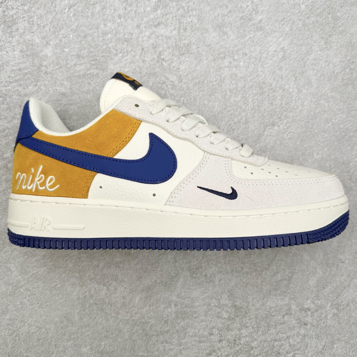 NK Air Force 1´07 Low 空军一号低帮百搭休闲运动板鞋 HF2794-100 柔软、弹性十足的缓震性能和出色的中底设计 横跨复古与现代的外型结合 造就出风靡全球 三十多年的Force 1 直到今天还深受青睐 实拍调校N版已经零色差零失真 百分百还原实物色彩所见即所得 不存在货不对板色差等低级问题 选购参考实物拍摄 不混卖不参货 只用心做好货严格选品 承诺混一赔十 尺码：36 36.5 37.5 38 38.5 39 40 40.5 41 42 42.5 43 44 44.5 45-选品中心