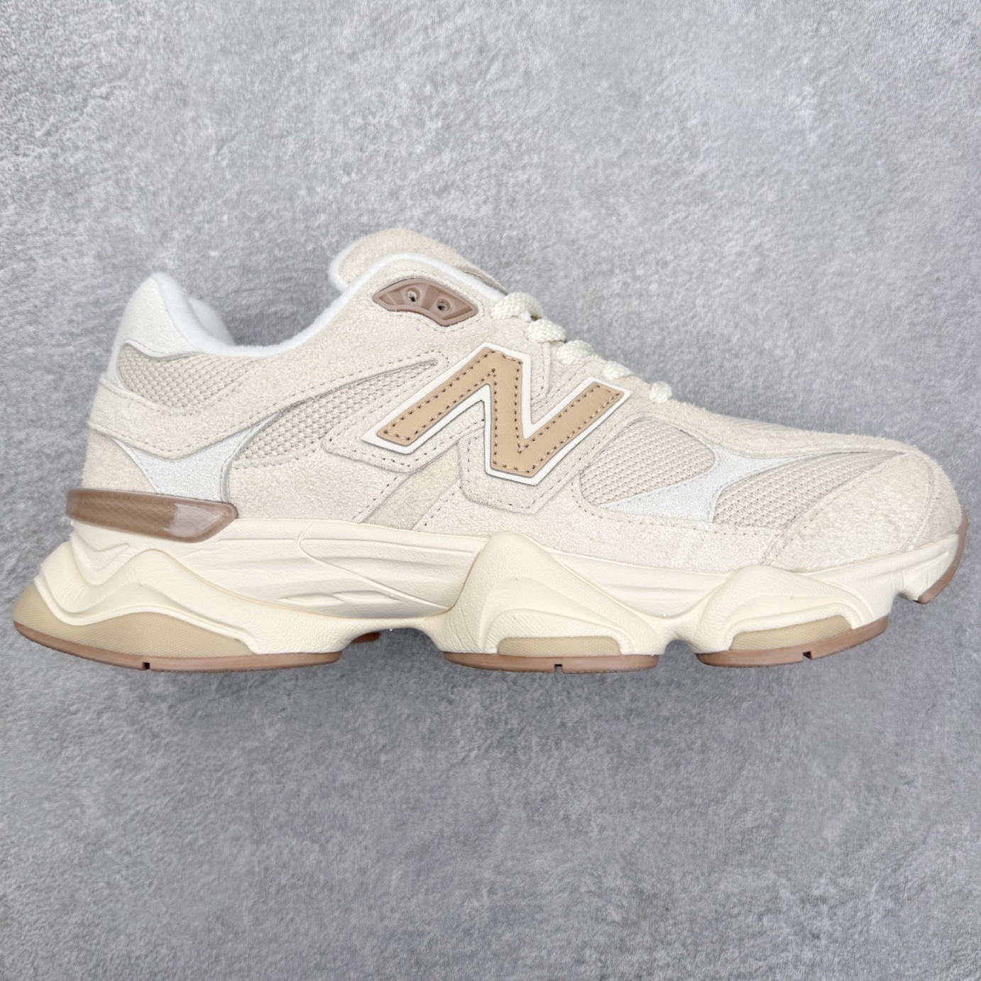 New Balance NB9060 复古运动鞋 新百伦又带来了新鞋型 并且是与芝加哥街头品牌 Joe Freshgoods 的联名款 鞋身主体采用了类似 990 系列的设计风格 与传统复古慢跑鞋区别不大 最大的变化就是鞋底部分 在传统设计的中底外层 增加了多个分区的模块 圆润的线条设计与我们熟悉的 New Balance 风格截然不同 但与同样充满弧形线条的鞋面搭配 看起来毫无违和感 尺码：36-45-选品中心
