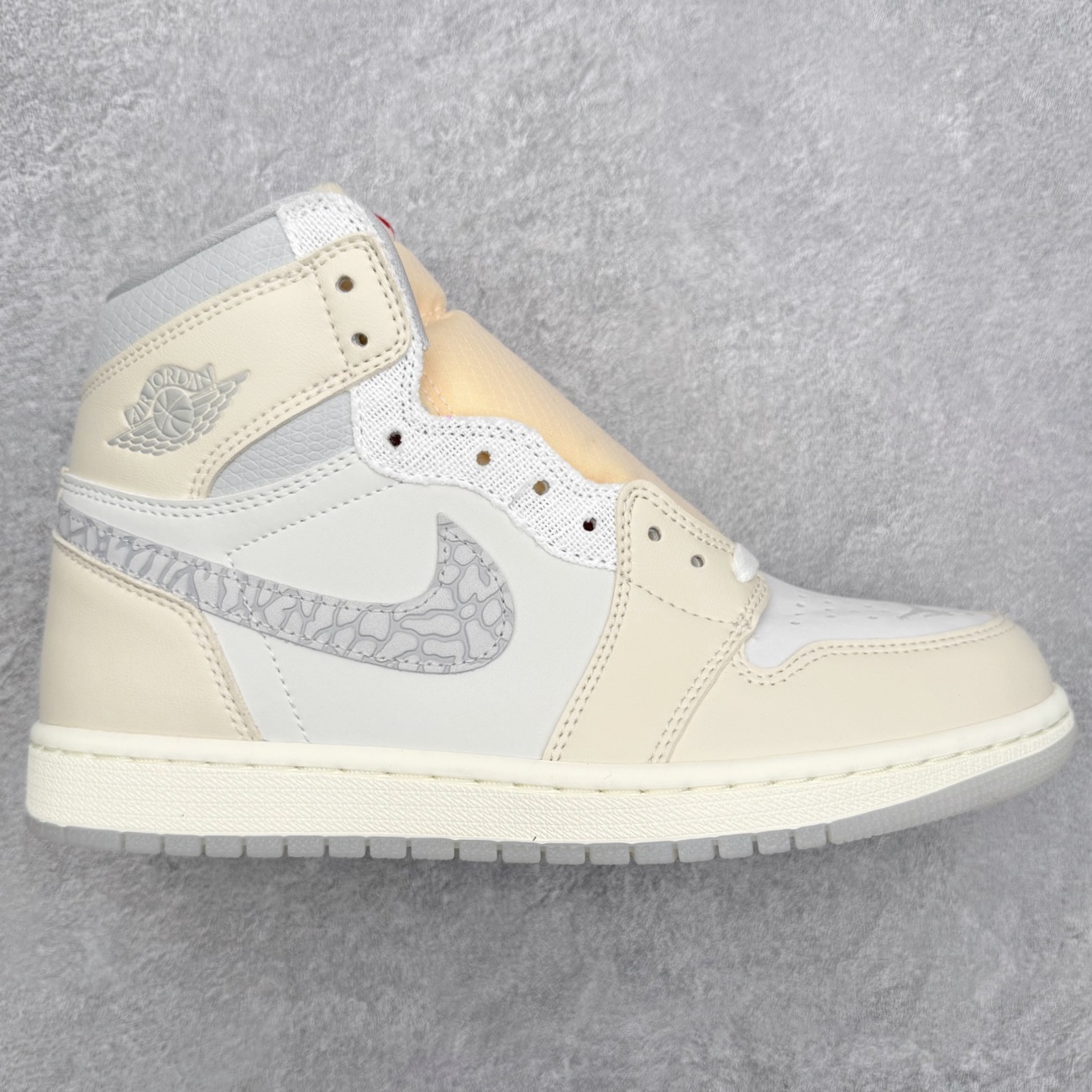 Air Jordan AJ1 High 高帮 白灰 IH4363-100 性价比批次 原盒原配 大厂出品 原厂楦头纸板数据开发 鞋型公整不松垮 采购头层皮料冲裁 高整洁度 上脚原汁原味的公司货既视感 原底独立模具 中底四线拉帮完美走线 原模大底咬花 实拍调校N版已经零色差零失真 百分百还原实物色彩所见即所得 不存在货不对板色差等低级问题 选购参考实物拍摄 不混卖不参货 只用心做好货严格选品 承诺混一赔十 尺码：36 36.5 37.5 38 38.5 39 40 40.5 41 42 42.5 43 44 44.5 45 46 47.5-选品中心