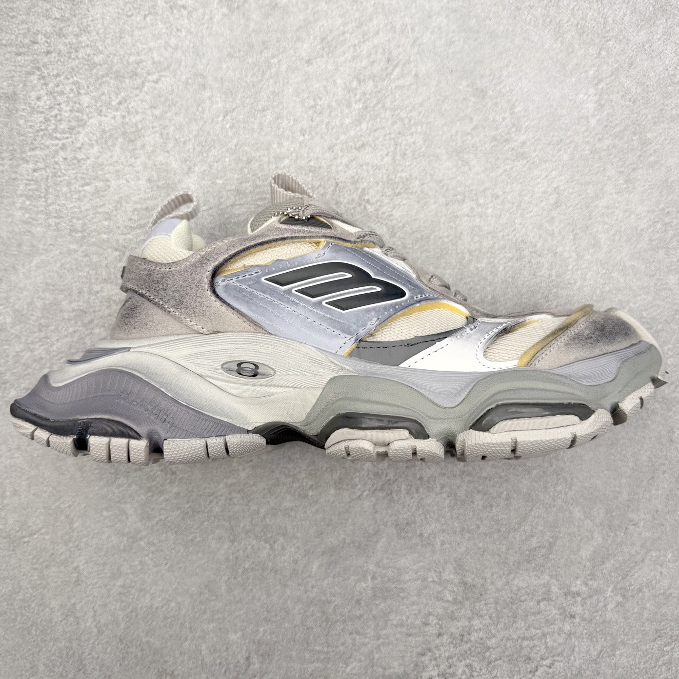 ＃福利特价 Balenciaga CARGO Sneaker 巴黎世家十一代圆头系带舒适百搭低帮生活休闲鞋老爹鞋 这款超细纤维和网布工装运动鞋 来自 Balenciaga 2024年夏季系列 其前卫的设计、夸张的体积和反光细节赋予其特别的轮廓 在 2024 夏季系列的秀场上 我们看到了睽违已久的新款运动鞋 Cargo Sneaker 看鞋名便可猜想 延续 3XL 经典设计 这似乎是一双天生为阔腿 Cargo 而生的鞋款 并且它比起 3XL 本就极度夸张的造型更加夸张 拥有更大的鞋底面积以及更为上翘的鞋头 堪称「5XL」外观设计上除了「比大更大」做旧的厚网布鞋面 还有一种经典 Track 鞋款融合 New Balance 9060 中底之即视感 标志性 Sporty B Logo 置于鞋面中间 再加上明显提高的中底厚度 你也不用害怕与3XL难以分辨 尺码：35/46-选品中心