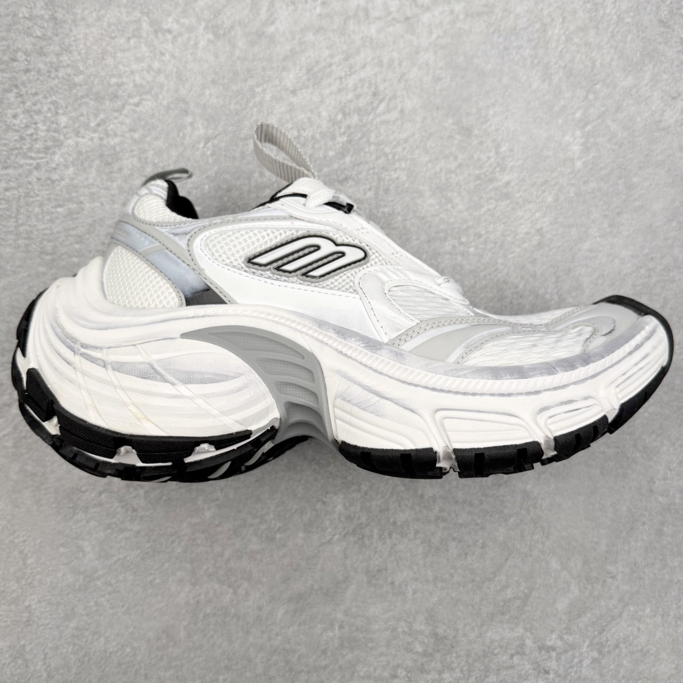 ＃福利特价 BALENCIAGA 10XL Sneakers 巴黎世家网布系带低帮走秀复古老爹鞋 展现品牌对于新潮事物的热情 这款鞋子拥有巨大尺寸和醒目设计 符合当下”老爹鞋”的趋势 鞋子采用银灰配色 营造出低调而不失华丽的效果 10XL的尺码使它成为市场中最显眼的存在 适合追求个性化的人群 Balenciaga始终站在时尚前沿 此次发布的产品再次体现了他们的创新能力 尺码：35 36 37 38 39 40 41 42 43 44 45 46-选品中心