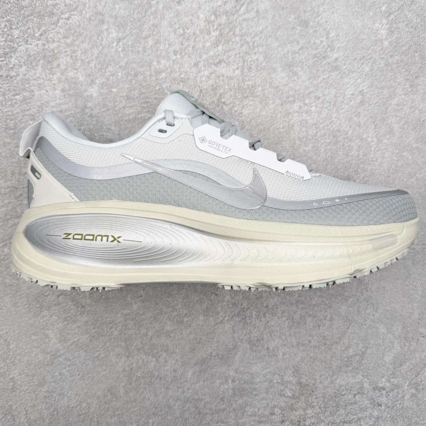 NK Vomero 18 GTX 时尚舒适 网布防滑耐磨 低帮跑步鞋 实拍调校N版已经零色差零失真 百分百还原实物色彩所见即所得 不存在货不对板色差等低级问题 选购参考实物拍摄 不混卖不参货 只用心做好货严格选品 承诺混一赔十 尺码：36 36.5 37.5 38 38.5 39 40 40.5 41 42 42.5 43 44 44.5 45-选品中心