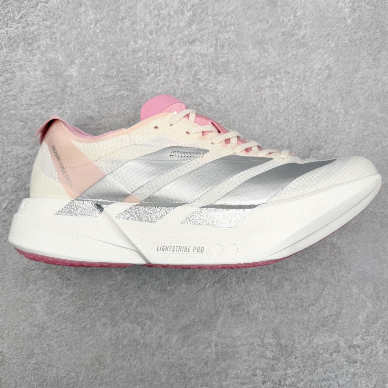 AD Adizero Adios Pro 4 马拉松竞速专业跑鞋 JQ4445 CELERMESH针织网面非常轻薄 纤维间的缝隙很大 可以保证跑步时的透气、排汗效果 鞋舌直接与两侧的内衬和鞋底连接在一起 在跑步过程中不会被鞋舌的左右移动所困扰 在标准鞋带孔的基础上再拓宽一组鞋带孔 适合不同脚型的需求 突破性 EnergyRods 技术，有助于跑者实现更好的成绩 中底独特的LIGHTSTRIKE PRO泡棉材质 微弹感觉在跑步过程中给予了良好的支撑体验 对于顶级精英和高水平进阶跑者来说 ADIOS PRO是一双值得信赖的竞速比赛用鞋 尺码：36 36.5 37.5 38 38.5 39 40 40.5 41 42 42.5 43 44 44.5 45-选品中心