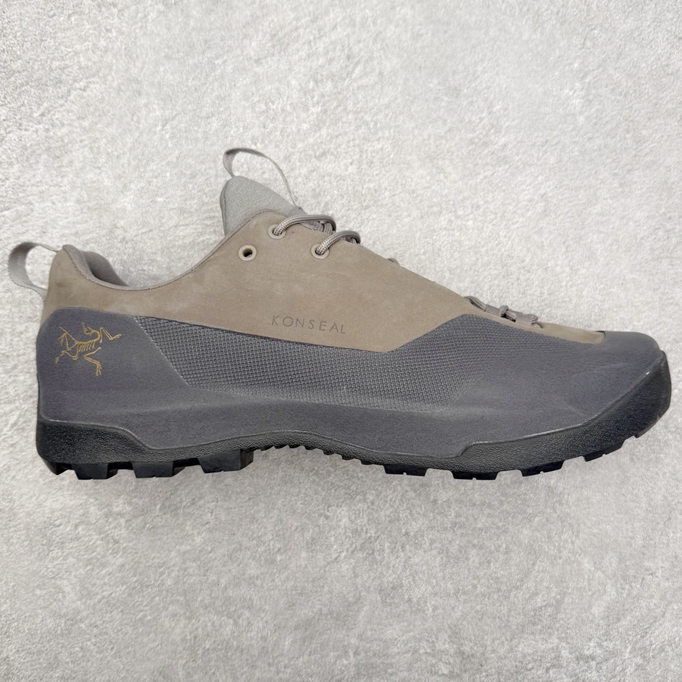 ＃HP Arcteryx始祖鸟 Konseal 舒适简约百搭 防滑登山徒步鞋 Arcteryx中文名始祖鸟 加拿大户外服饰品牌 1989年创立于加拿大温哥华 始祖鸟来自加拿大海岸山脉 植根高山的专业户外品牌 始终秉承对精湛设计和工艺孜孜以求的准则 从1989年创立至今 Arcteryx始终不断在产品设计与做工上不惜工本 以满足始祖鸟的标准 品质、设计以及精简的理念造就了其良好的性能 并能满足严苛环境下的使用需求 尺码：39 40 41 42 43 44 45-选品中心