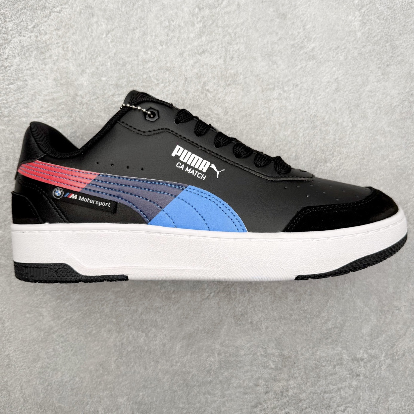 PUMA彪马 BMW M Motorsport RBD Break 彪马新款面包鞋男女同款复古休闲板鞋 赠送一双鞋带 鞋身通体采用细腻的麂皮材质 厚实柔软 质感出众 鞋侧保留PUMA标志性跑道图案 侧面与后跟点缀金属色PUMA LOGO 兼具辨识度与细节感 加厚鞋垫、饱满鞋舌 搭配加宽扁形鞋带 使得穿着感更加贴合与舒适 值得一提的是 本季SUEDE XL鞋款以黑色、红色及蓝色最为瞩目 经典黑的配色 在低调之余可轻松驾驭任何潮流风格造型 而高饱和度的配色 则是当之无愧的早春出街利器 尺码：36 37 37.5 38 38.5 39 40 40.5 41 42 42.5 43 44 45-选品中心