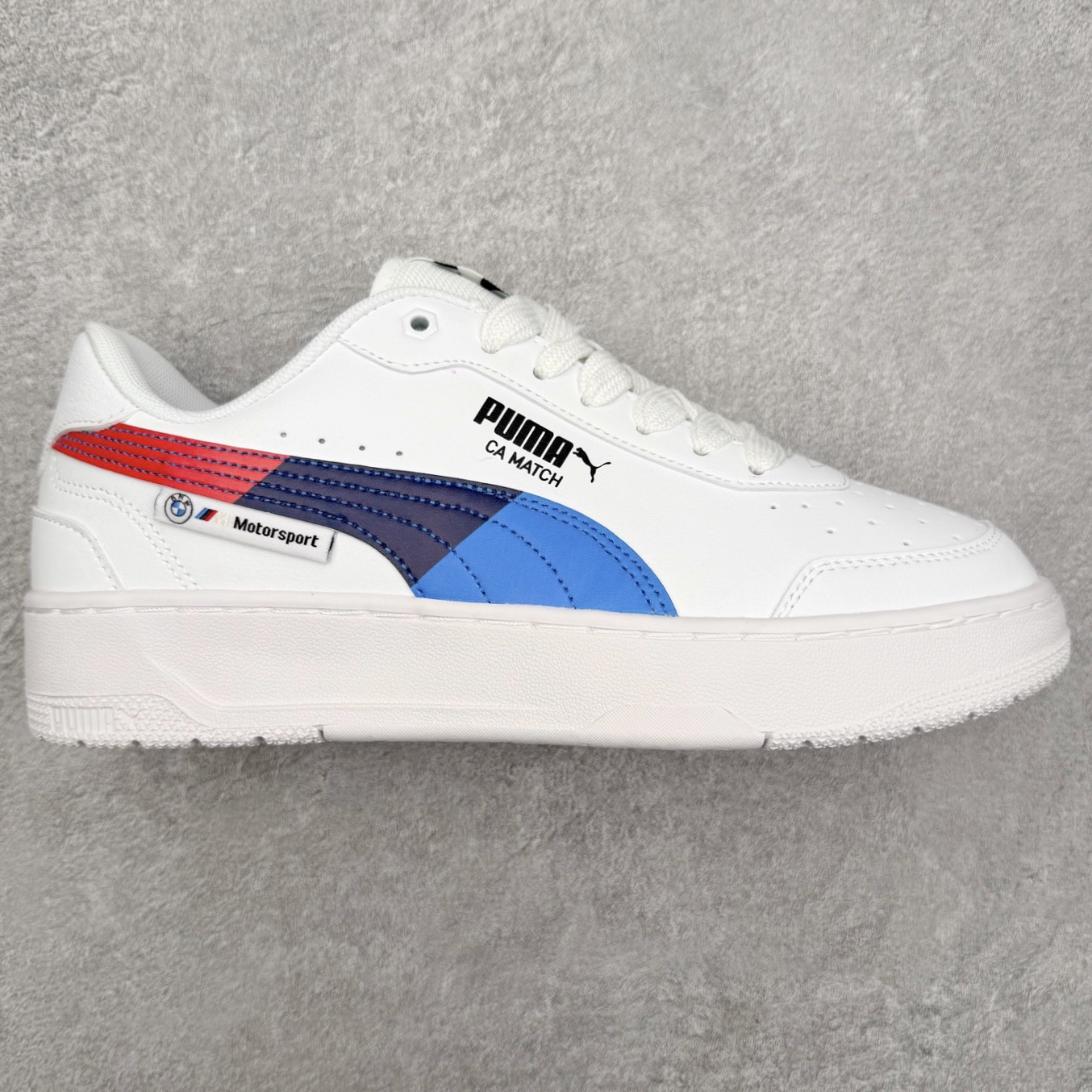 PUMA彪马 BMW M Motorsport RBD Break 彪马新款面包鞋男女同款复古休闲板鞋 赠送一双鞋带 鞋身通体采用细腻的麂皮材质 厚实柔软 质感出众 鞋侧保留PUMA标志性跑道图案 侧面与后跟点缀金属色PUMA LOGO 兼具辨识度与细节感 加厚鞋垫、饱满鞋舌 搭配加宽扁形鞋带 使得穿着感更加贴合与舒适 值得一提的是 本季SUEDE XL鞋款以黑色、红色及蓝色最为瞩目 经典黑的配色 在低调之余可轻松驾驭任何潮流风格造型 而高饱和度的配色 则是当之无愧的早春出街利器 尺码：36 37 37.5 38 38.5 39 40 40.5 41 42 42.5 43 44 45-选品中心