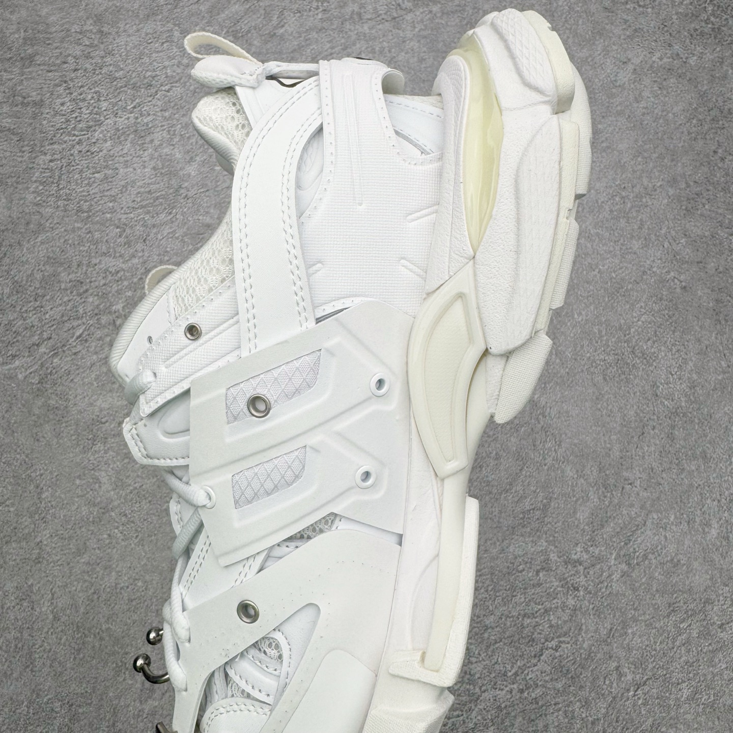 图片[7]-＃VG零售版 BALENCIAGA Track 巴黎世家复古老爹鞋 全套原纸板楦头开发 最原汁原味的灵魂版型 全鞋荧光划线卡点 胶水把控整洁度追求极致完美 每一双都是工艺品 多重QC质检 超越公司货的品控标准 实实在在的免检产品 原盒原配 正确字体电绣 粗细、位置、大小正确 侧边TPU 透气孔匹配意产原版 正确气垫分离大底 TPU软底 原版一致大底LOGO 立体感十足 原厂皮料水洗做旧 采购原厂网纱 该款鞋采用网眼布和尼龙制成 不含皮革 鞋舌饰有Track.2橡胶品牌标识 外侧饰有橡胶品牌标识 泡沫后帮压印品牌标识 外底正面压印BB标识 由176块饰片拼接而成的铰接式鞋面 侧面配金属质感网眼布 内面配有额外金属光泽饰件 包含1副鞋带和1副备用鞋带 后帮配有拉环鞋提 动态鞋底设计 为双脚带来后续的助力 正常尺码 尺码：35 36 37 38 39 40 41 42 43 44 45 46-选品中心