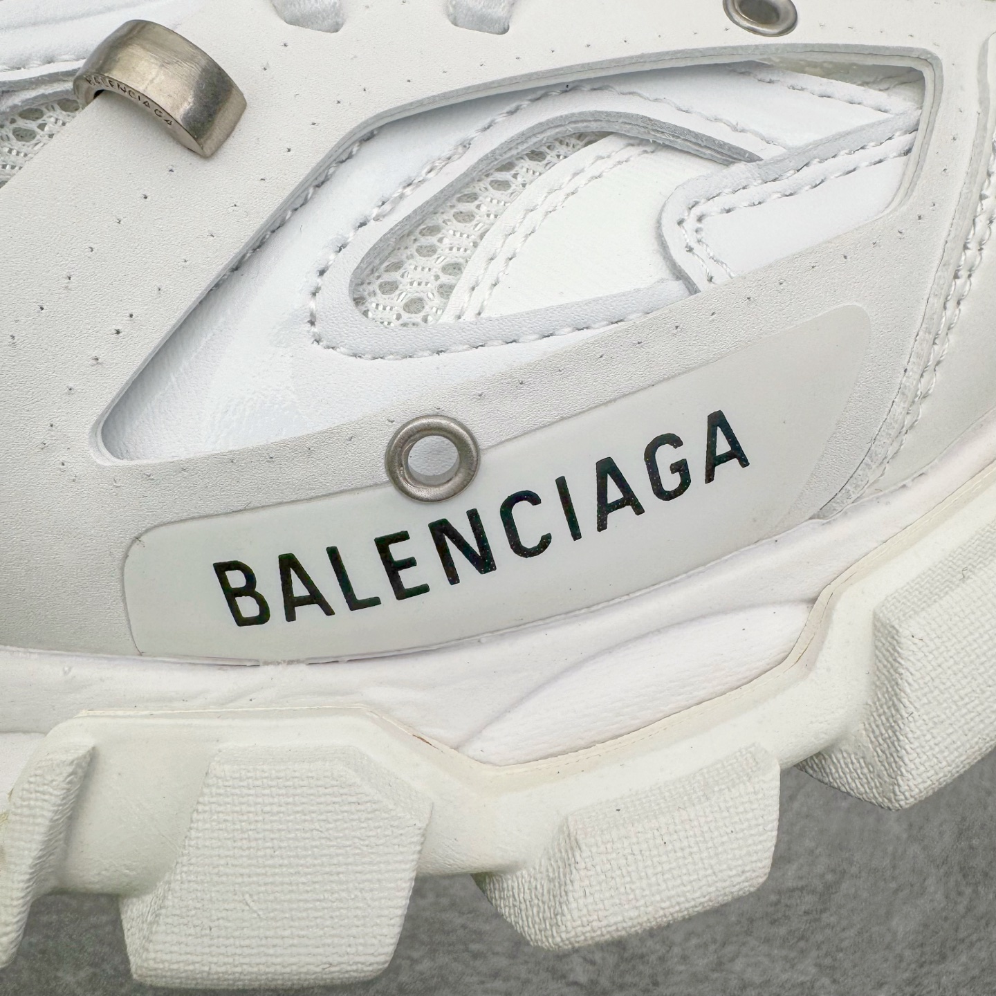 图片[18]-＃VG零售版 BALENCIAGA Track 巴黎世家复古老爹鞋 全套原纸板楦头开发 最原汁原味的灵魂版型 全鞋荧光划线卡点 胶水把控整洁度追求极致完美 每一双都是工艺品 多重QC质检 超越公司货的品控标准 实实在在的免检产品 原盒原配 正确字体电绣 粗细、位置、大小正确 侧边TPU 透气孔匹配意产原版 正确气垫分离大底 TPU软底 原版一致大底LOGO 立体感十足 原厂皮料水洗做旧 采购原厂网纱 该款鞋采用网眼布和尼龙制成 不含皮革 鞋舌饰有Track.2橡胶品牌标识 外侧饰有橡胶品牌标识 泡沫后帮压印品牌标识 外底正面压印BB标识 由176块饰片拼接而成的铰接式鞋面 侧面配金属质感网眼布 内面配有额外金属光泽饰件 包含1副鞋带和1副备用鞋带 后帮配有拉环鞋提 动态鞋底设计 为双脚带来后续的助力 正常尺码 尺码：35 36 37 38 39 40 41 42 43 44 45 46-选品中心