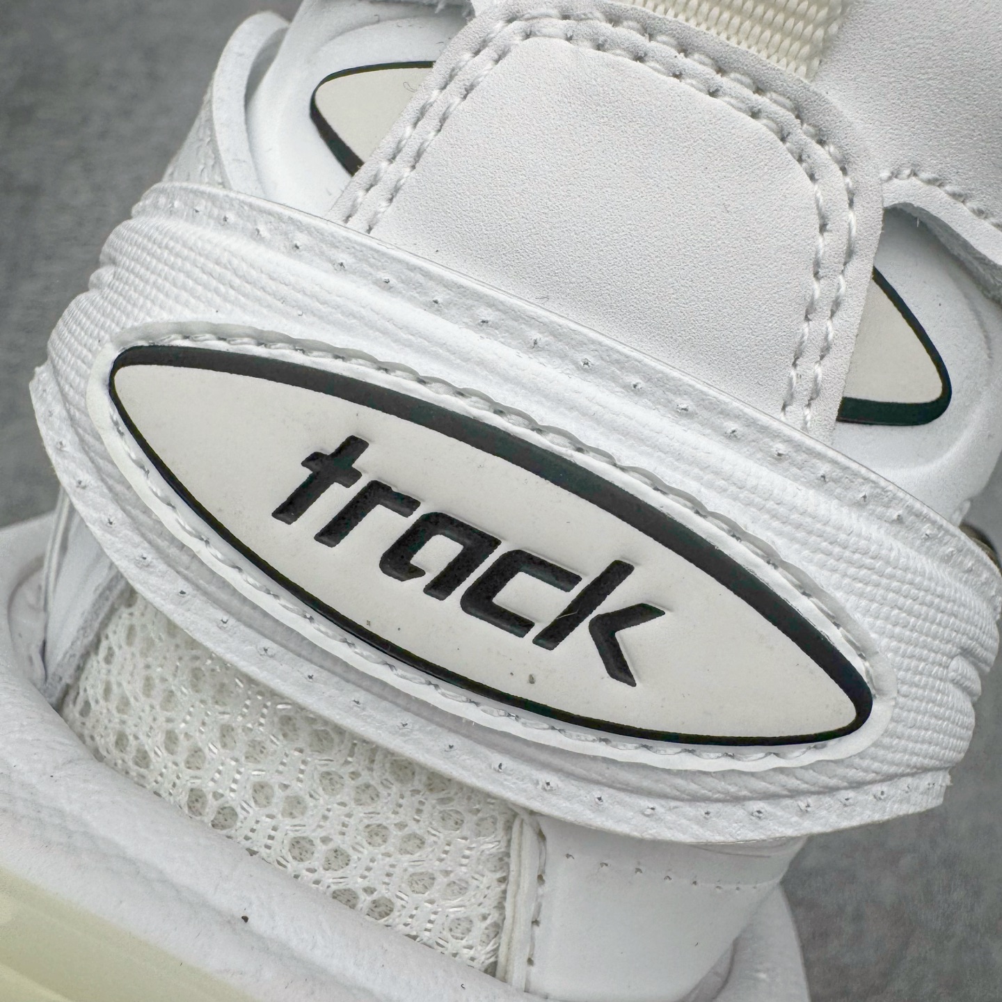 图片[15]-＃VG零售版 BALENCIAGA Track 巴黎世家复古老爹鞋 全套原纸板楦头开发 最原汁原味的灵魂版型 全鞋荧光划线卡点 胶水把控整洁度追求极致完美 每一双都是工艺品 多重QC质检 超越公司货的品控标准 实实在在的免检产品 原盒原配 正确字体电绣 粗细、位置、大小正确 侧边TPU 透气孔匹配意产原版 正确气垫分离大底 TPU软底 原版一致大底LOGO 立体感十足 原厂皮料水洗做旧 采购原厂网纱 该款鞋采用网眼布和尼龙制成 不含皮革 鞋舌饰有Track.2橡胶品牌标识 外侧饰有橡胶品牌标识 泡沫后帮压印品牌标识 外底正面压印BB标识 由176块饰片拼接而成的铰接式鞋面 侧面配金属质感网眼布 内面配有额外金属光泽饰件 包含1副鞋带和1副备用鞋带 后帮配有拉环鞋提 动态鞋底设计 为双脚带来后续的助力 正常尺码 尺码：35 36 37 38 39 40 41 42 43 44 45 46-选品中心