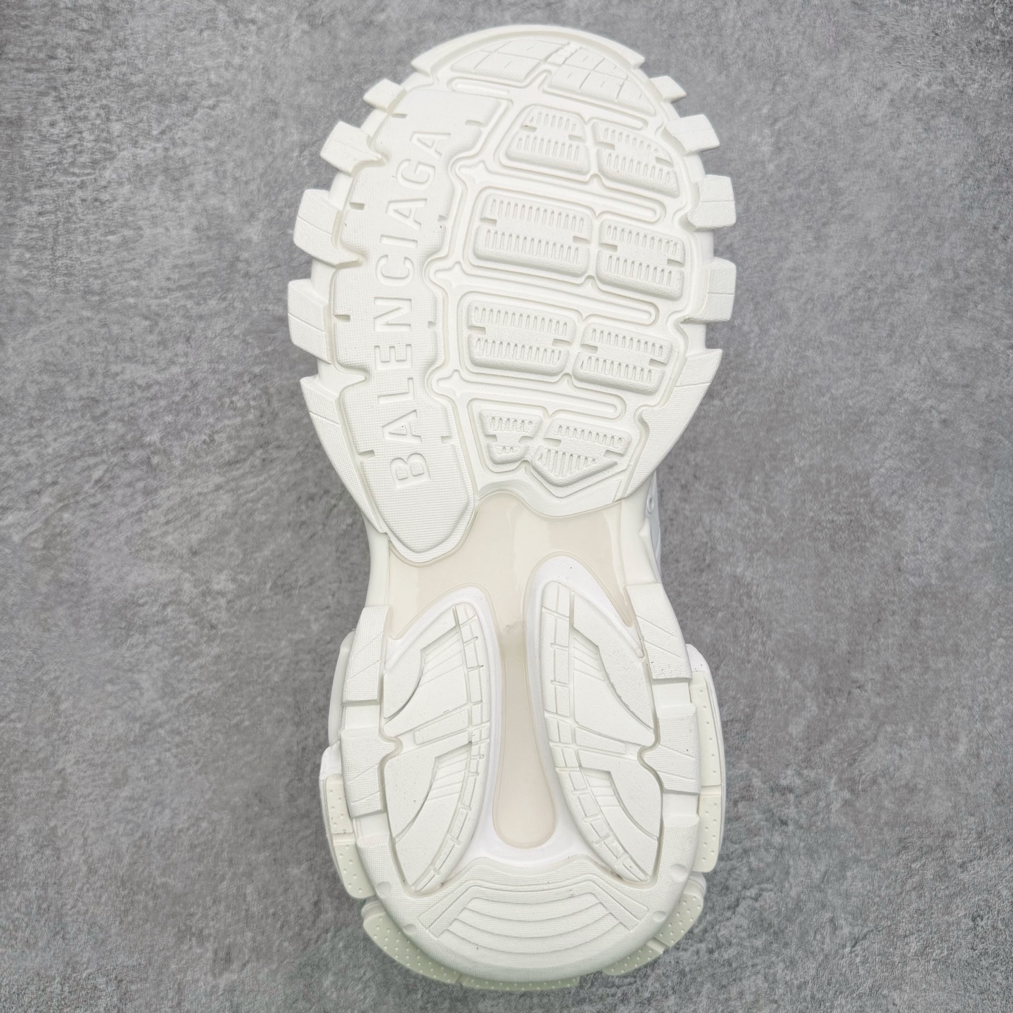 图片[9]-＃VG零售版 BALENCIAGA Track 巴黎世家复古老爹鞋 全套原纸板楦头开发 最原汁原味的灵魂版型 全鞋荧光划线卡点 胶水把控整洁度追求极致完美 每一双都是工艺品 多重QC质检 超越公司货的品控标准 实实在在的免检产品 原盒原配 正确字体电绣 粗细、位置、大小正确 侧边TPU 透气孔匹配意产原版 正确气垫分离大底 TPU软底 原版一致大底LOGO 立体感十足 原厂皮料水洗做旧 采购原厂网纱 该款鞋采用网眼布和尼龙制成 不含皮革 鞋舌饰有Track.2橡胶品牌标识 外侧饰有橡胶品牌标识 泡沫后帮压印品牌标识 外底正面压印BB标识 由176块饰片拼接而成的铰接式鞋面 侧面配金属质感网眼布 内面配有额外金属光泽饰件 包含1副鞋带和1副备用鞋带 后帮配有拉环鞋提 动态鞋底设计 为双脚带来后续的助力 正常尺码 尺码：35 36 37 38 39 40 41 42 43 44 45 46-选品中心