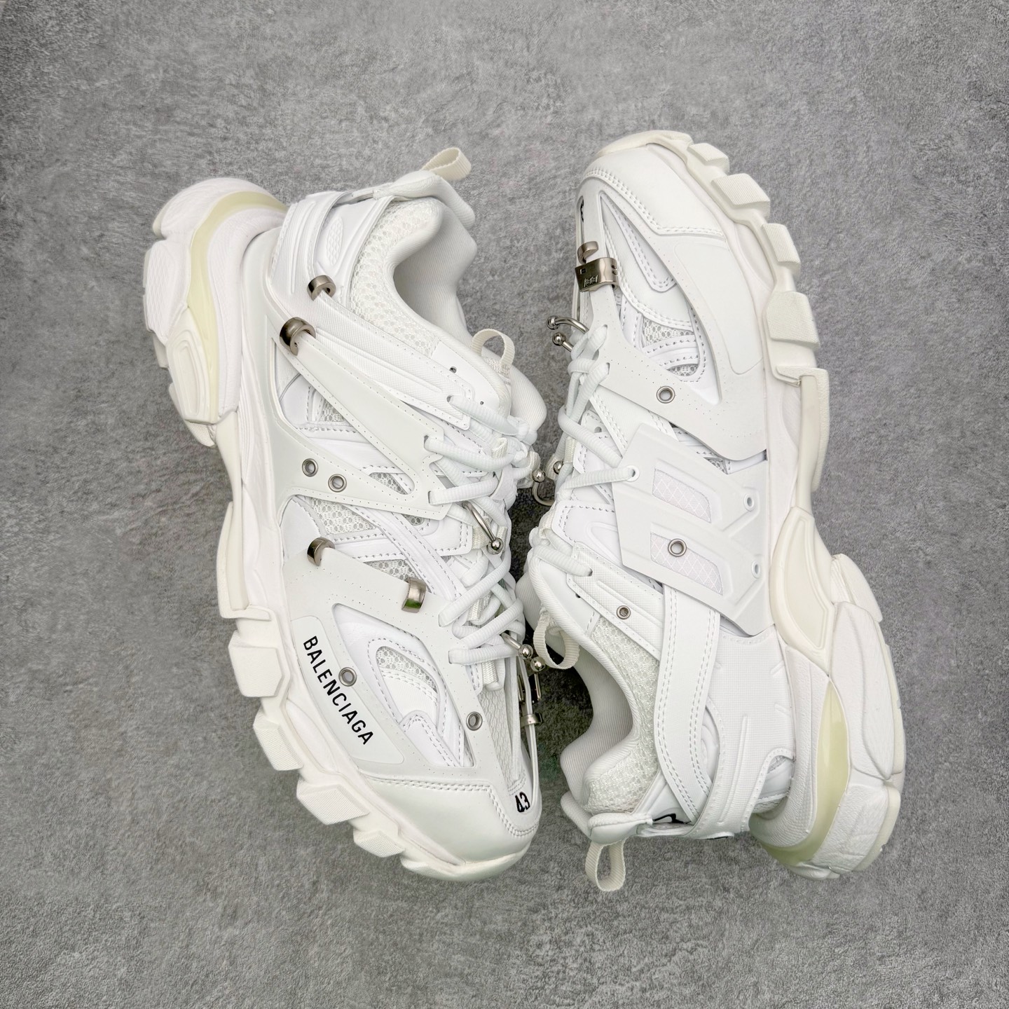 图片[3]-＃VG零售版 BALENCIAGA Track 巴黎世家复古老爹鞋 全套原纸板楦头开发 最原汁原味的灵魂版型 全鞋荧光划线卡点 胶水把控整洁度追求极致完美 每一双都是工艺品 多重QC质检 超越公司货的品控标准 实实在在的免检产品 原盒原配 正确字体电绣 粗细、位置、大小正确 侧边TPU 透气孔匹配意产原版 正确气垫分离大底 TPU软底 原版一致大底LOGO 立体感十足 原厂皮料水洗做旧 采购原厂网纱 该款鞋采用网眼布和尼龙制成 不含皮革 鞋舌饰有Track.2橡胶品牌标识 外侧饰有橡胶品牌标识 泡沫后帮压印品牌标识 外底正面压印BB标识 由176块饰片拼接而成的铰接式鞋面 侧面配金属质感网眼布 内面配有额外金属光泽饰件 包含1副鞋带和1副备用鞋带 后帮配有拉环鞋提 动态鞋底设计 为双脚带来后续的助力 正常尺码 尺码：35 36 37 38 39 40 41 42 43 44 45 46-选品中心