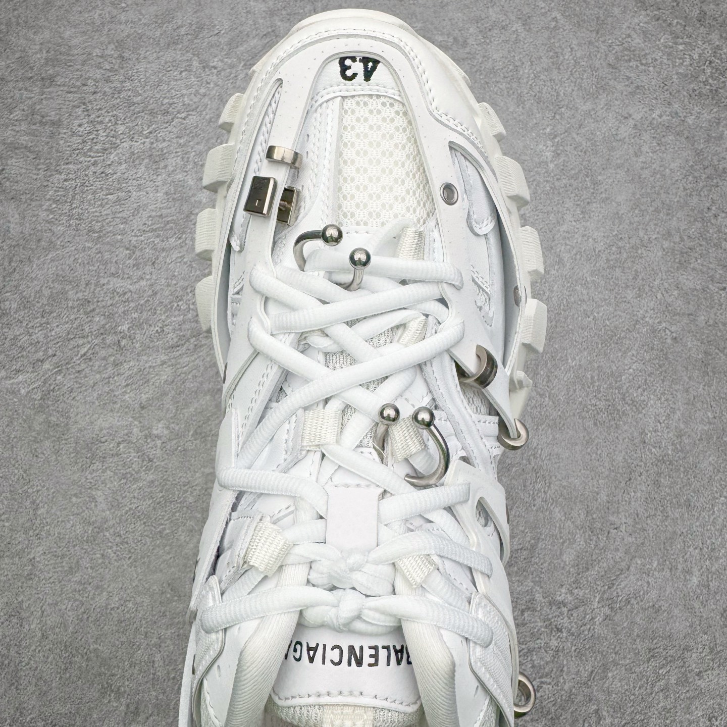 图片[4]-＃VG零售版 BALENCIAGA Track 巴黎世家复古老爹鞋 全套原纸板楦头开发 最原汁原味的灵魂版型 全鞋荧光划线卡点 胶水把控整洁度追求极致完美 每一双都是工艺品 多重QC质检 超越公司货的品控标准 实实在在的免检产品 原盒原配 正确字体电绣 粗细、位置、大小正确 侧边TPU 透气孔匹配意产原版 正确气垫分离大底 TPU软底 原版一致大底LOGO 立体感十足 原厂皮料水洗做旧 采购原厂网纱 该款鞋采用网眼布和尼龙制成 不含皮革 鞋舌饰有Track.2橡胶品牌标识 外侧饰有橡胶品牌标识 泡沫后帮压印品牌标识 外底正面压印BB标识 由176块饰片拼接而成的铰接式鞋面 侧面配金属质感网眼布 内面配有额外金属光泽饰件 包含1副鞋带和1副备用鞋带 后帮配有拉环鞋提 动态鞋底设计 为双脚带来后续的助力 正常尺码 尺码：35 36 37 38 39 40 41 42 43 44 45 46-选品中心