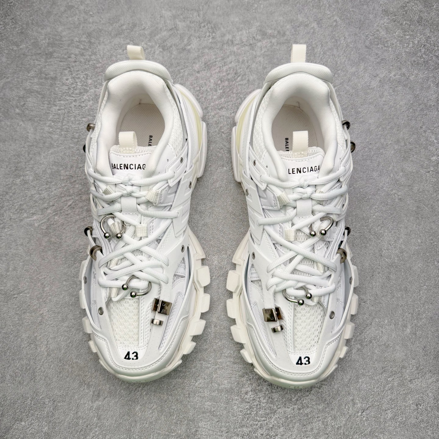 图片[2]-＃VG零售版 BALENCIAGA Track 巴黎世家复古老爹鞋 全套原纸板楦头开发 最原汁原味的灵魂版型 全鞋荧光划线卡点 胶水把控整洁度追求极致完美 每一双都是工艺品 多重QC质检 超越公司货的品控标准 实实在在的免检产品 原盒原配 正确字体电绣 粗细、位置、大小正确 侧边TPU 透气孔匹配意产原版 正确气垫分离大底 TPU软底 原版一致大底LOGO 立体感十足 原厂皮料水洗做旧 采购原厂网纱 该款鞋采用网眼布和尼龙制成 不含皮革 鞋舌饰有Track.2橡胶品牌标识 外侧饰有橡胶品牌标识 泡沫后帮压印品牌标识 外底正面压印BB标识 由176块饰片拼接而成的铰接式鞋面 侧面配金属质感网眼布 内面配有额外金属光泽饰件 包含1副鞋带和1副备用鞋带 后帮配有拉环鞋提 动态鞋底设计 为双脚带来后续的助力 正常尺码 尺码：35 36 37 38 39 40 41 42 43 44 45 46-选品中心