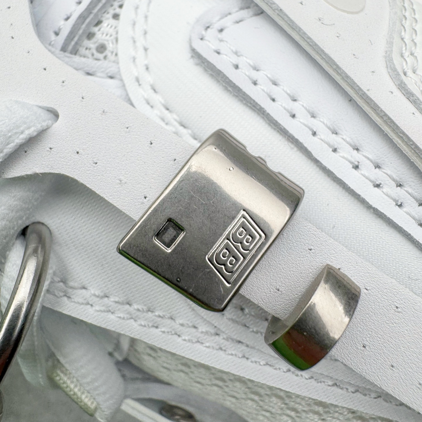 图片[12]-＃VG零售版 BALENCIAGA Track 巴黎世家复古老爹鞋 全套原纸板楦头开发 最原汁原味的灵魂版型 全鞋荧光划线卡点 胶水把控整洁度追求极致完美 每一双都是工艺品 多重QC质检 超越公司货的品控标准 实实在在的免检产品 原盒原配 正确字体电绣 粗细、位置、大小正确 侧边TPU 透气孔匹配意产原版 正确气垫分离大底 TPU软底 原版一致大底LOGO 立体感十足 原厂皮料水洗做旧 采购原厂网纱 该款鞋采用网眼布和尼龙制成 不含皮革 鞋舌饰有Track.2橡胶品牌标识 外侧饰有橡胶品牌标识 泡沫后帮压印品牌标识 外底正面压印BB标识 由176块饰片拼接而成的铰接式鞋面 侧面配金属质感网眼布 内面配有额外金属光泽饰件 包含1副鞋带和1副备用鞋带 后帮配有拉环鞋提 动态鞋底设计 为双脚带来后续的助力 正常尺码 尺码：35 36 37 38 39 40 41 42 43 44 45 46-选品中心