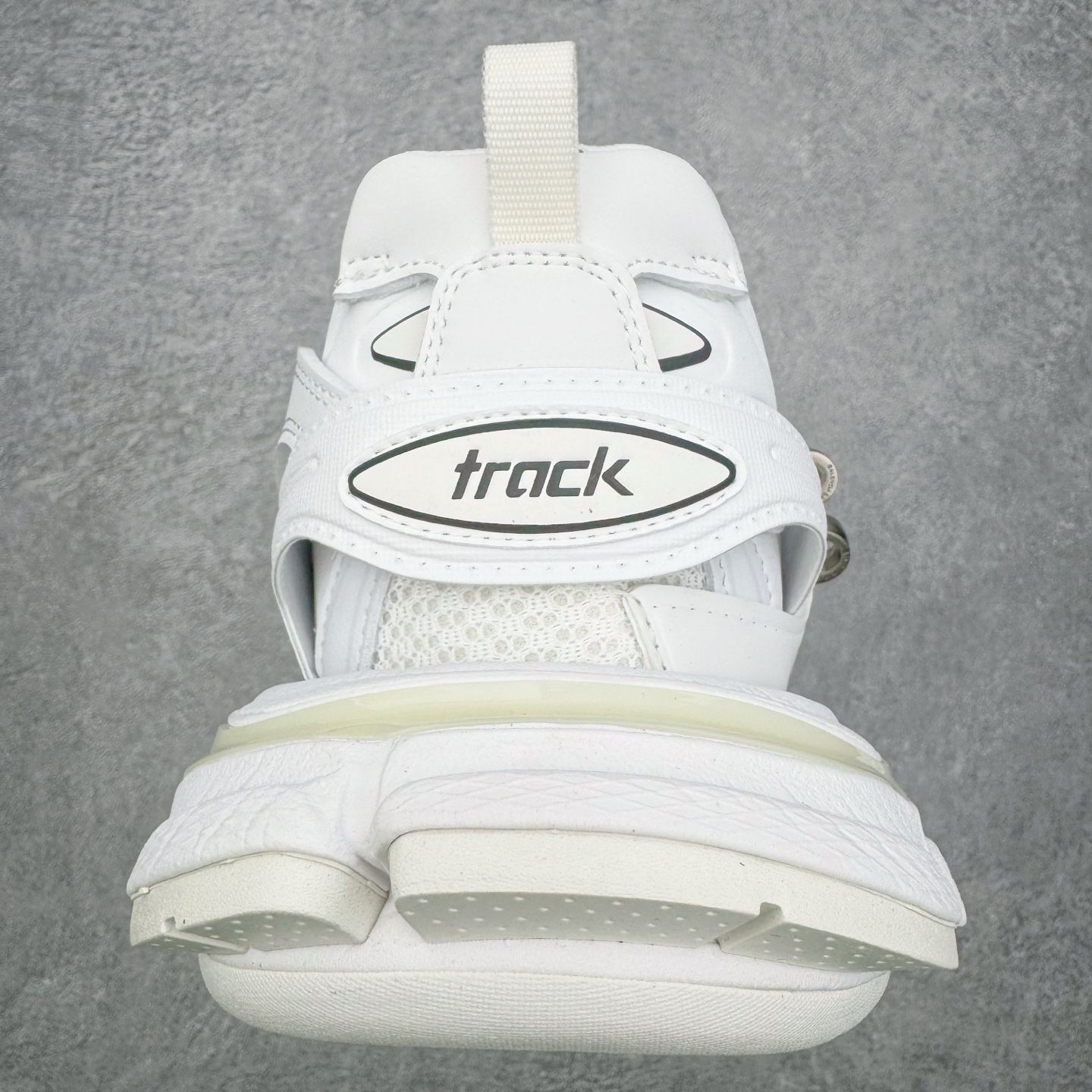 图片[8]-＃VG零售版 BALENCIAGA Track 巴黎世家复古老爹鞋 全套原纸板楦头开发 最原汁原味的灵魂版型 全鞋荧光划线卡点 胶水把控整洁度追求极致完美 每一双都是工艺品 多重QC质检 超越公司货的品控标准 实实在在的免检产品 原盒原配 正确字体电绣 粗细、位置、大小正确 侧边TPU 透气孔匹配意产原版 正确气垫分离大底 TPU软底 原版一致大底LOGO 立体感十足 原厂皮料水洗做旧 采购原厂网纱 该款鞋采用网眼布和尼龙制成 不含皮革 鞋舌饰有Track.2橡胶品牌标识 外侧饰有橡胶品牌标识 泡沫后帮压印品牌标识 外底正面压印BB标识 由176块饰片拼接而成的铰接式鞋面 侧面配金属质感网眼布 内面配有额外金属光泽饰件 包含1副鞋带和1副备用鞋带 后帮配有拉环鞋提 动态鞋底设计 为双脚带来后续的助力 正常尺码 尺码：35 36 37 38 39 40 41 42 43 44 45 46-选品中心