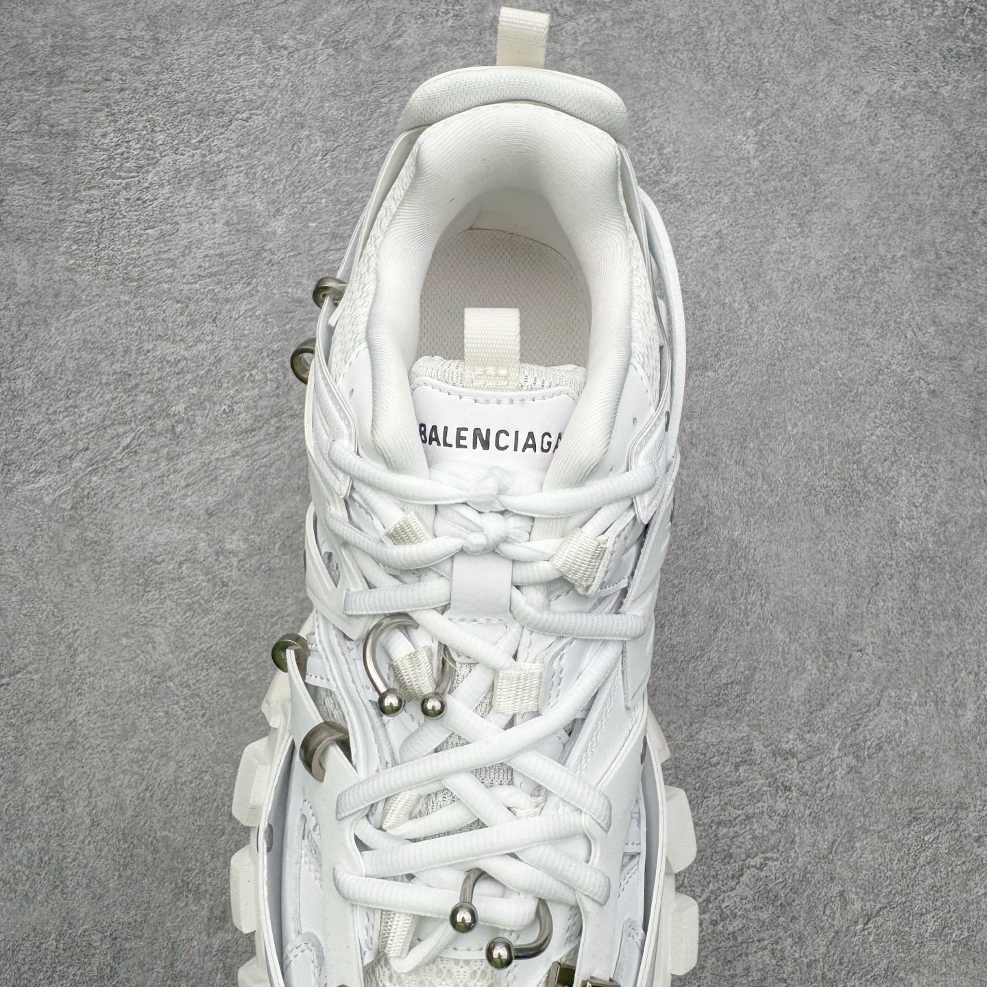 图片[5]-＃VG零售版 BALENCIAGA Track 巴黎世家复古老爹鞋 全套原纸板楦头开发 最原汁原味的灵魂版型 全鞋荧光划线卡点 胶水把控整洁度追求极致完美 每一双都是工艺品 多重QC质检 超越公司货的品控标准 实实在在的免检产品 原盒原配 正确字体电绣 粗细、位置、大小正确 侧边TPU 透气孔匹配意产原版 正确气垫分离大底 TPU软底 原版一致大底LOGO 立体感十足 原厂皮料水洗做旧 采购原厂网纱 该款鞋采用网眼布和尼龙制成 不含皮革 鞋舌饰有Track.2橡胶品牌标识 外侧饰有橡胶品牌标识 泡沫后帮压印品牌标识 外底正面压印BB标识 由176块饰片拼接而成的铰接式鞋面 侧面配金属质感网眼布 内面配有额外金属光泽饰件 包含1副鞋带和1副备用鞋带 后帮配有拉环鞋提 动态鞋底设计 为双脚带来后续的助力 正常尺码 尺码：35 36 37 38 39 40 41 42 43 44 45 46-选品中心