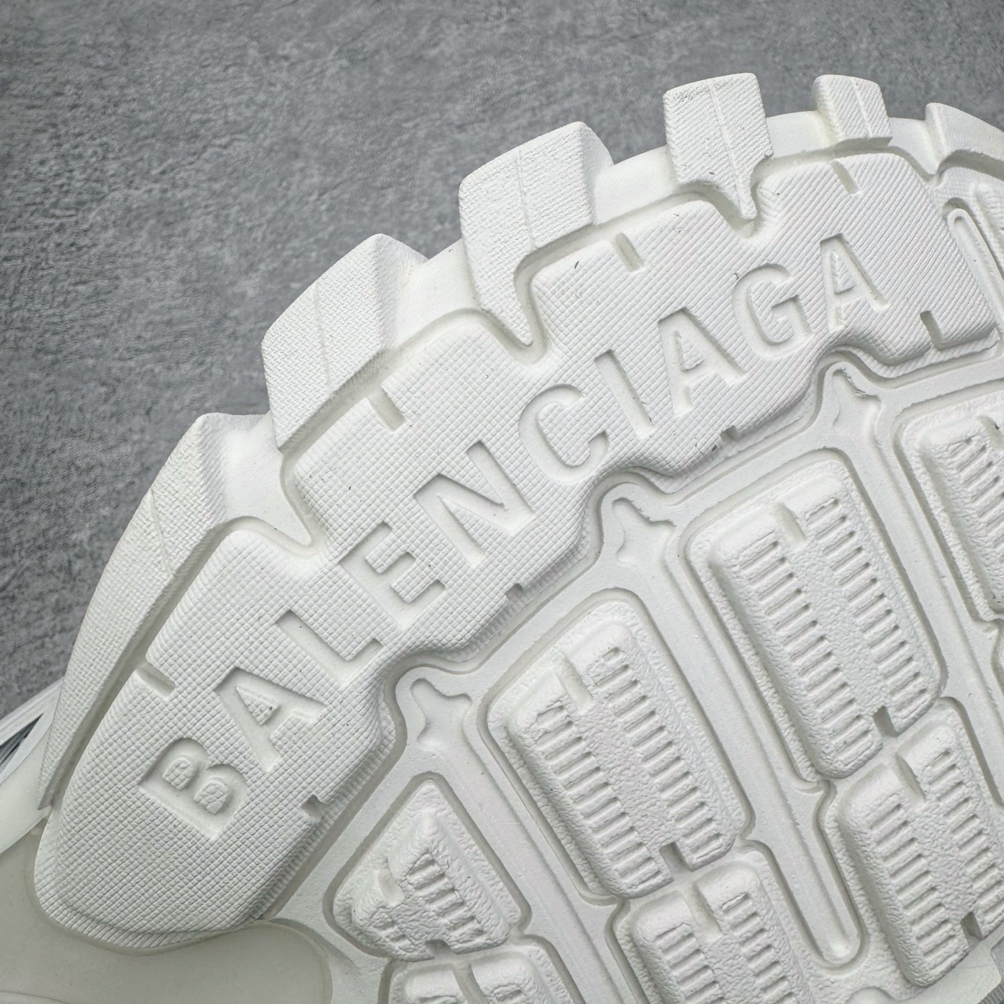 图片[19]-＃VG零售版 BALENCIAGA Track 巴黎世家复古老爹鞋 全套原纸板楦头开发 最原汁原味的灵魂版型 全鞋荧光划线卡点 胶水把控整洁度追求极致完美 每一双都是工艺品 多重QC质检 超越公司货的品控标准 实实在在的免检产品 原盒原配 正确字体电绣 粗细、位置、大小正确 侧边TPU 透气孔匹配意产原版 正确气垫分离大底 TPU软底 原版一致大底LOGO 立体感十足 原厂皮料水洗做旧 采购原厂网纱 该款鞋采用网眼布和尼龙制成 不含皮革 鞋舌饰有Track.2橡胶品牌标识 外侧饰有橡胶品牌标识 泡沫后帮压印品牌标识 外底正面压印BB标识 由176块饰片拼接而成的铰接式鞋面 侧面配金属质感网眼布 内面配有额外金属光泽饰件 包含1副鞋带和1副备用鞋带 后帮配有拉环鞋提 动态鞋底设计 为双脚带来后续的助力 正常尺码 尺码：35 36 37 38 39 40 41 42 43 44 45 46-选品中心