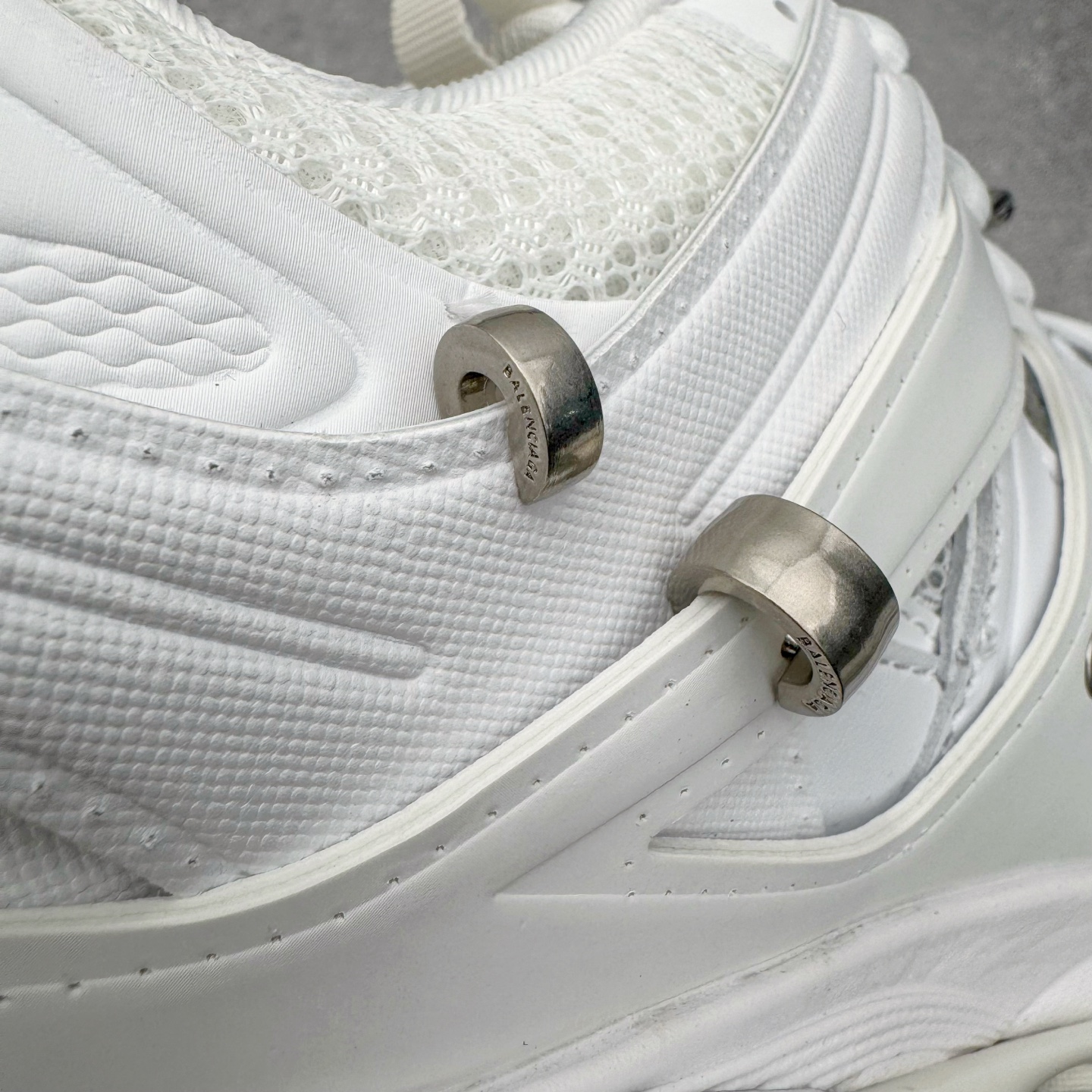 图片[16]-＃VG零售版 BALENCIAGA Track 巴黎世家复古老爹鞋 全套原纸板楦头开发 最原汁原味的灵魂版型 全鞋荧光划线卡点 胶水把控整洁度追求极致完美 每一双都是工艺品 多重QC质检 超越公司货的品控标准 实实在在的免检产品 原盒原配 正确字体电绣 粗细、位置、大小正确 侧边TPU 透气孔匹配意产原版 正确气垫分离大底 TPU软底 原版一致大底LOGO 立体感十足 原厂皮料水洗做旧 采购原厂网纱 该款鞋采用网眼布和尼龙制成 不含皮革 鞋舌饰有Track.2橡胶品牌标识 外侧饰有橡胶品牌标识 泡沫后帮压印品牌标识 外底正面压印BB标识 由176块饰片拼接而成的铰接式鞋面 侧面配金属质感网眼布 内面配有额外金属光泽饰件 包含1副鞋带和1副备用鞋带 后帮配有拉环鞋提 动态鞋底设计 为双脚带来后续的助力 正常尺码 尺码：35 36 37 38 39 40 41 42 43 44 45 46-选品中心