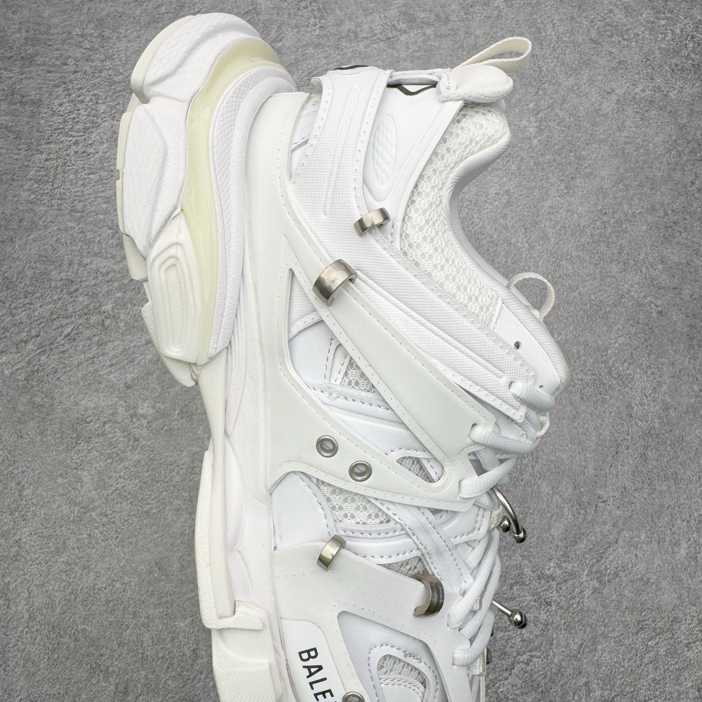 图片[6]-＃VG零售版 BALENCIAGA Track 巴黎世家复古老爹鞋 全套原纸板楦头开发 最原汁原味的灵魂版型 全鞋荧光划线卡点 胶水把控整洁度追求极致完美 每一双都是工艺品 多重QC质检 超越公司货的品控标准 实实在在的免检产品 原盒原配 正确字体电绣 粗细、位置、大小正确 侧边TPU 透气孔匹配意产原版 正确气垫分离大底 TPU软底 原版一致大底LOGO 立体感十足 原厂皮料水洗做旧 采购原厂网纱 该款鞋采用网眼布和尼龙制成 不含皮革 鞋舌饰有Track.2橡胶品牌标识 外侧饰有橡胶品牌标识 泡沫后帮压印品牌标识 外底正面压印BB标识 由176块饰片拼接而成的铰接式鞋面 侧面配金属质感网眼布 内面配有额外金属光泽饰件 包含1副鞋带和1副备用鞋带 后帮配有拉环鞋提 动态鞋底设计 为双脚带来后续的助力 正常尺码 尺码：35 36 37 38 39 40 41 42 43 44 45 46-选品中心