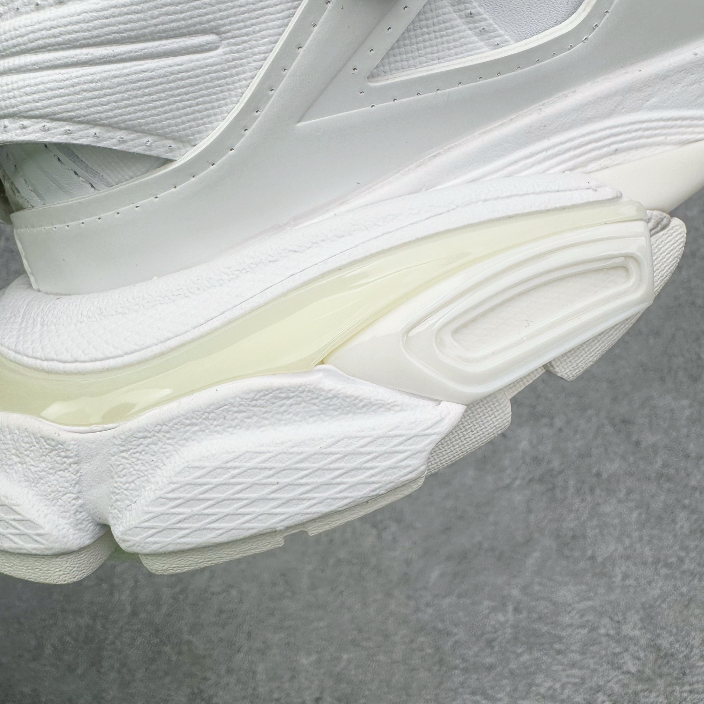 图片[14]-＃VG零售版 BALENCIAGA Track 巴黎世家复古老爹鞋 全套原纸板楦头开发 最原汁原味的灵魂版型 全鞋荧光划线卡点 胶水把控整洁度追求极致完美 每一双都是工艺品 多重QC质检 超越公司货的品控标准 实实在在的免检产品 原盒原配 正确字体电绣 粗细、位置、大小正确 侧边TPU 透气孔匹配意产原版 正确气垫分离大底 TPU软底 原版一致大底LOGO 立体感十足 原厂皮料水洗做旧 采购原厂网纱 该款鞋采用网眼布和尼龙制成 不含皮革 鞋舌饰有Track.2橡胶品牌标识 外侧饰有橡胶品牌标识 泡沫后帮压印品牌标识 外底正面压印BB标识 由176块饰片拼接而成的铰接式鞋面 侧面配金属质感网眼布 内面配有额外金属光泽饰件 包含1副鞋带和1副备用鞋带 后帮配有拉环鞋提 动态鞋底设计 为双脚带来后续的助力 正常尺码 尺码：35 36 37 38 39 40 41 42 43 44 45 46-选品中心