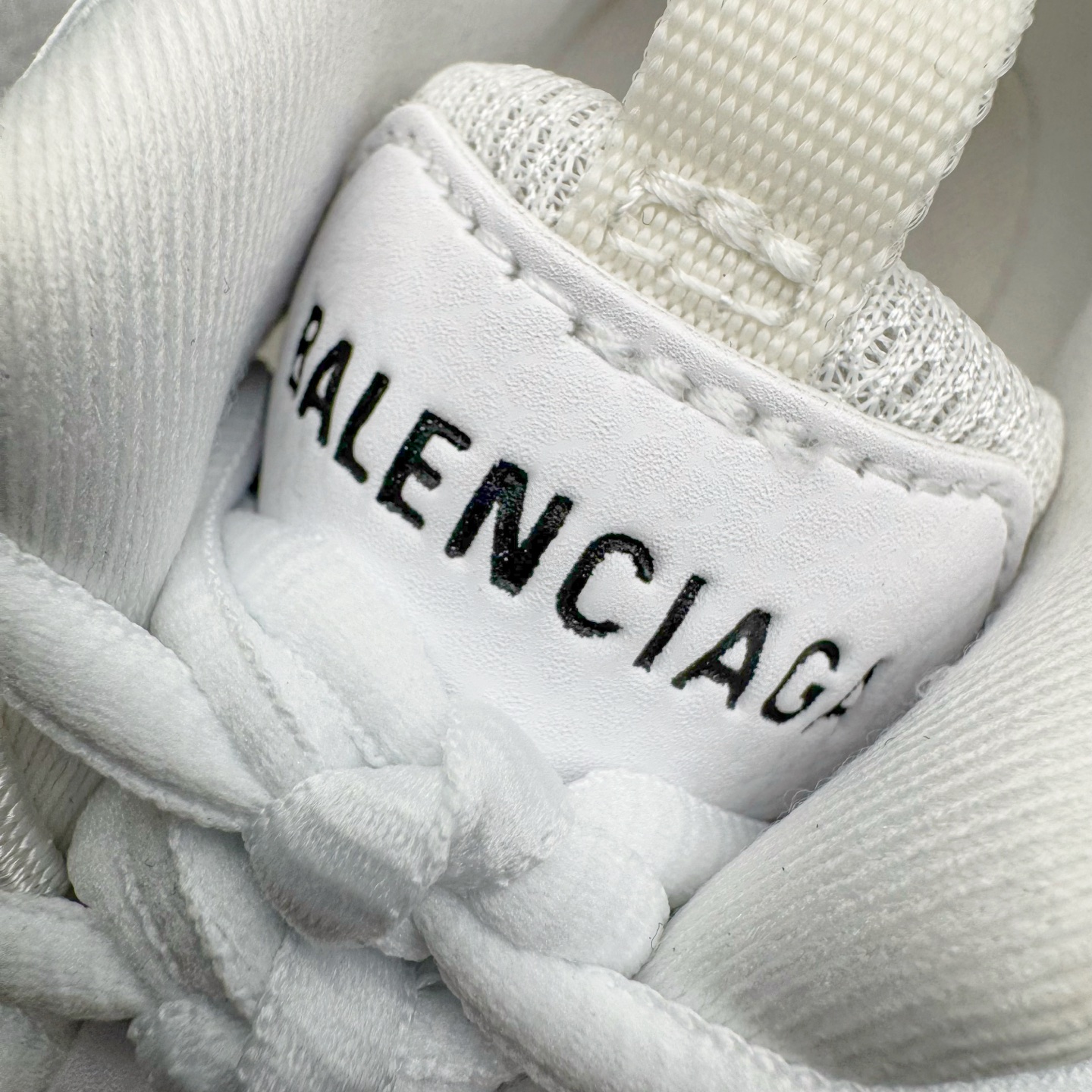 图片[11]-＃VG零售版 BALENCIAGA Track 巴黎世家复古老爹鞋 全套原纸板楦头开发 最原汁原味的灵魂版型 全鞋荧光划线卡点 胶水把控整洁度追求极致完美 每一双都是工艺品 多重QC质检 超越公司货的品控标准 实实在在的免检产品 原盒原配 正确字体电绣 粗细、位置、大小正确 侧边TPU 透气孔匹配意产原版 正确气垫分离大底 TPU软底 原版一致大底LOGO 立体感十足 原厂皮料水洗做旧 采购原厂网纱 该款鞋采用网眼布和尼龙制成 不含皮革 鞋舌饰有Track.2橡胶品牌标识 外侧饰有橡胶品牌标识 泡沫后帮压印品牌标识 外底正面压印BB标识 由176块饰片拼接而成的铰接式鞋面 侧面配金属质感网眼布 内面配有额外金属光泽饰件 包含1副鞋带和1副备用鞋带 后帮配有拉环鞋提 动态鞋底设计 为双脚带来后续的助力 正常尺码 尺码：35 36 37 38 39 40 41 42 43 44 45 46-选品中心
