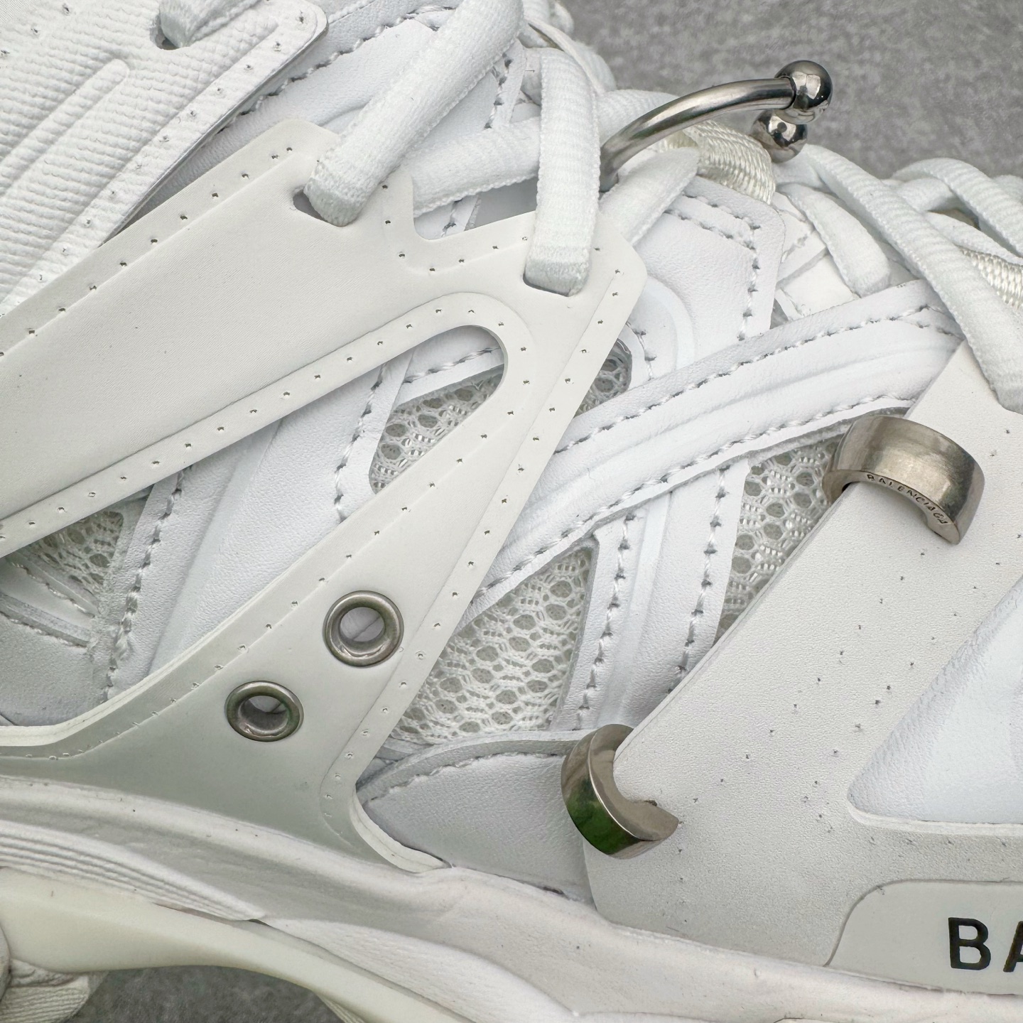 图片[17]-＃VG零售版 BALENCIAGA Track 巴黎世家复古老爹鞋 全套原纸板楦头开发 最原汁原味的灵魂版型 全鞋荧光划线卡点 胶水把控整洁度追求极致完美 每一双都是工艺品 多重QC质检 超越公司货的品控标准 实实在在的免检产品 原盒原配 正确字体电绣 粗细、位置、大小正确 侧边TPU 透气孔匹配意产原版 正确气垫分离大底 TPU软底 原版一致大底LOGO 立体感十足 原厂皮料水洗做旧 采购原厂网纱 该款鞋采用网眼布和尼龙制成 不含皮革 鞋舌饰有Track.2橡胶品牌标识 外侧饰有橡胶品牌标识 泡沫后帮压印品牌标识 外底正面压印BB标识 由176块饰片拼接而成的铰接式鞋面 侧面配金属质感网眼布 内面配有额外金属光泽饰件 包含1副鞋带和1副备用鞋带 后帮配有拉环鞋提 动态鞋底设计 为双脚带来后续的助力 正常尺码 尺码：35 36 37 38 39 40 41 42 43 44 45 46-选品中心