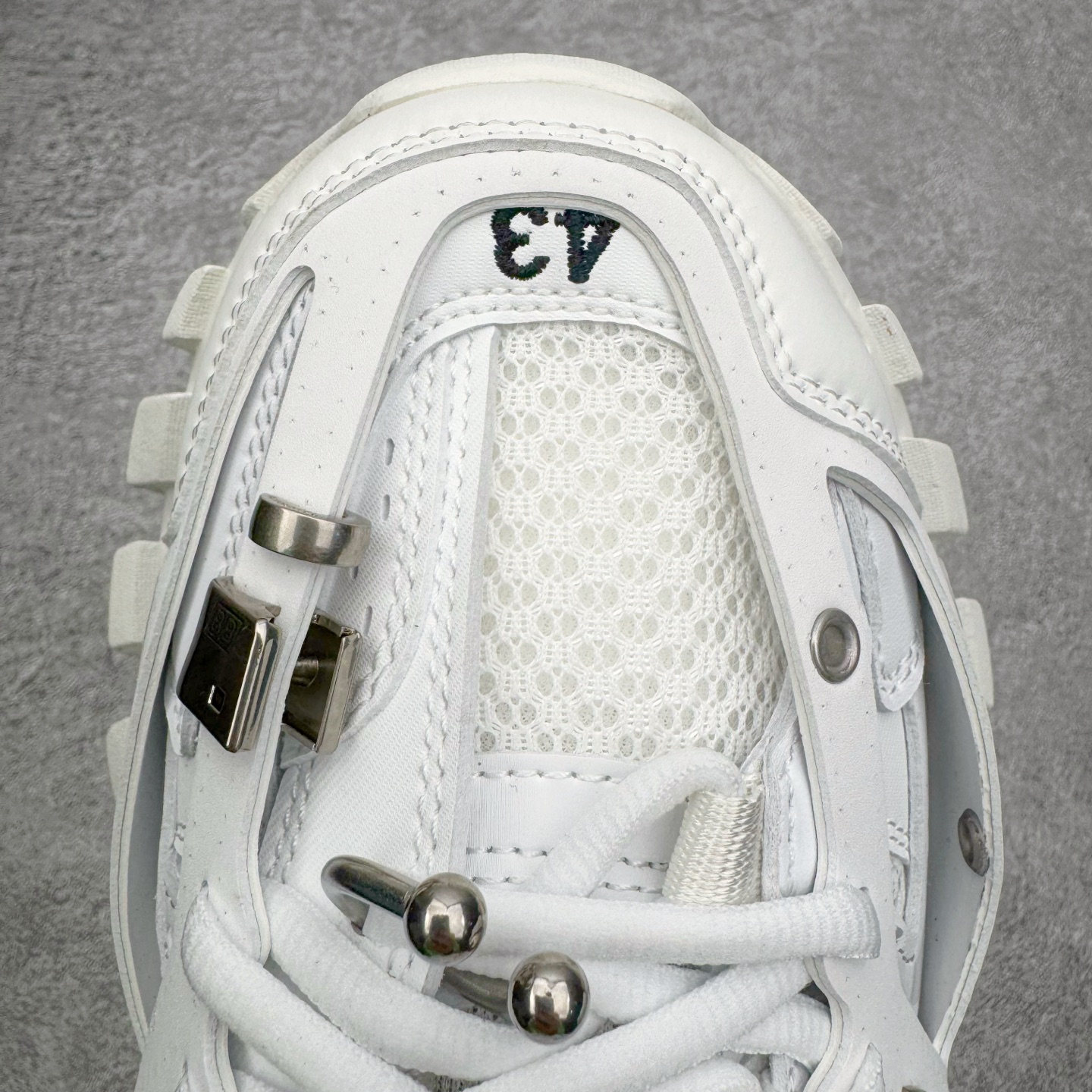 图片[13]-＃VG零售版 BALENCIAGA Track 巴黎世家复古老爹鞋 全套原纸板楦头开发 最原汁原味的灵魂版型 全鞋荧光划线卡点 胶水把控整洁度追求极致完美 每一双都是工艺品 多重QC质检 超越公司货的品控标准 实实在在的免检产品 原盒原配 正确字体电绣 粗细、位置、大小正确 侧边TPU 透气孔匹配意产原版 正确气垫分离大底 TPU软底 原版一致大底LOGO 立体感十足 原厂皮料水洗做旧 采购原厂网纱 该款鞋采用网眼布和尼龙制成 不含皮革 鞋舌饰有Track.2橡胶品牌标识 外侧饰有橡胶品牌标识 泡沫后帮压印品牌标识 外底正面压印BB标识 由176块饰片拼接而成的铰接式鞋面 侧面配金属质感网眼布 内面配有额外金属光泽饰件 包含1副鞋带和1副备用鞋带 后帮配有拉环鞋提 动态鞋底设计 为双脚带来后续的助力 正常尺码 尺码：35 36 37 38 39 40 41 42 43 44 45 46-选品中心