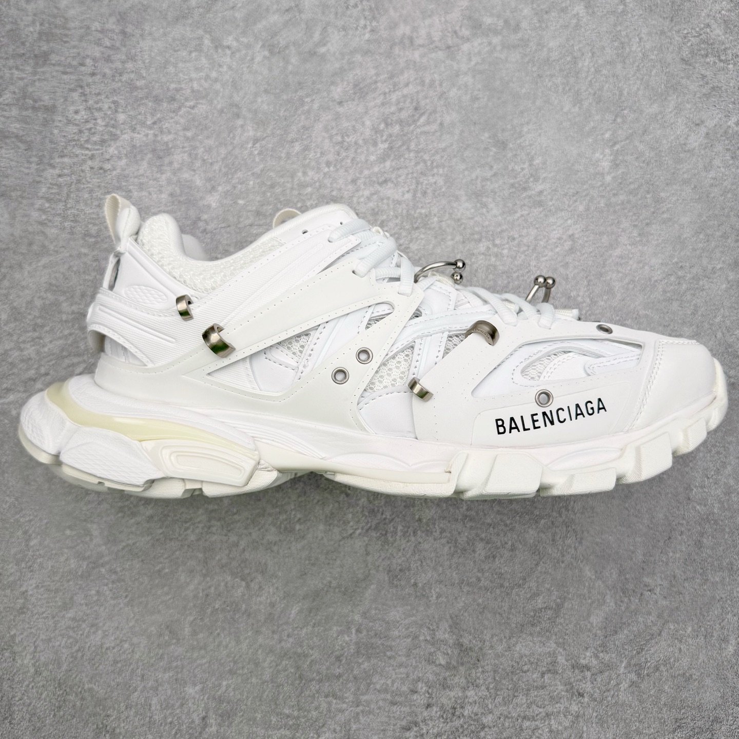 ＃VG零售版 BALENCIAGA Track 巴黎世家复古老爹鞋 全套原纸板楦头开发 最原汁原味的灵魂版型 全鞋荧光划线卡点 胶水把控整洁度追求极致完美 每一双都是工艺品 多重QC质检 超越公司货的品控标准 实实在在的免检产品 原盒原配 正确字体电绣 粗细、位置、大小正确 侧边TPU 透气孔匹配意产原版 正确气垫分离大底 TPU软底 原版一致大底LOGO 立体感十足 原厂皮料水洗做旧 采购原厂网纱 该款鞋采用网眼布和尼龙制成 不含皮革 鞋舌饰有Track.2橡胶品牌标识 外侧饰有橡胶品牌标识 泡沫后帮压印品牌标识 外底正面压印BB标识 由176块饰片拼接而成的铰接式鞋面 侧面配金属质感网眼布 内面配有额外金属光泽饰件 包含1副鞋带和1副备用鞋带 后帮配有拉环鞋提 动态鞋底设计 为双脚带来后续的助力 正常尺码 尺码：35 36 37 38 39 40 41 42 43 44 45 46-选品中心