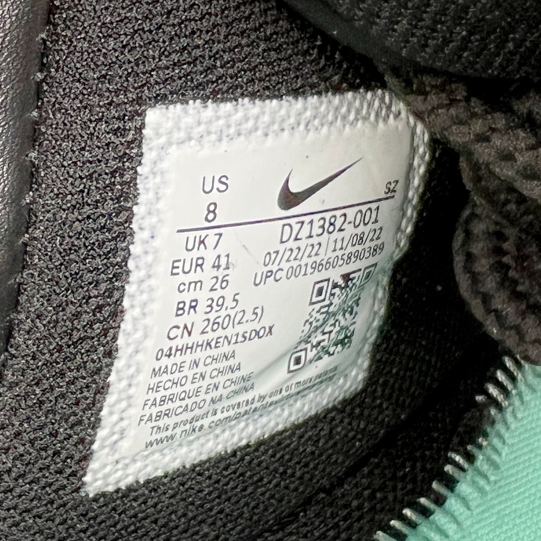 图片[11]-＃G版纯原 TIFFANY & CO. X NK Air Force1 Low \\\”1837\\\” 蒂芙尼联名空军一号潮流复古低帮板鞋 黑绿 货号：DZ1382-001 鞋面材质采用牛皮革打造 亚光黑色的效果表现出十足的高级感 除了视觉之外 上手的感觉也表现出与常规鞋款完全不同的感觉 同样采用牛皮革材质的还有Air Force 1 系列标配的鞋带扣 Tiffany & Co. 925 银鞋带扣则需要单独购买 有一说一这一点可能会让不少玩家吐槽 但是毕竟这双鞋的发售价格几乎是奢侈品联明里最低的了 故此也能理解 侧身 Swoosh 标志作为整双鞋的高光之处 采用 Tiffany & Co. 标志性蓝色装点 与酷黑鞋身形成鲜明对比 鞋舌位置依旧是带有牛皮革标签 银白色 Tiffany 字样点缀 凸显联名身份 鞋舌位置依旧是带有牛皮革标签 银白色 Tiffany 字样点缀 凸显联名身份 皮质 Tiffany & Co. 蓝色鞋垫整体还是比较厚实的 同时具备不错的舒适度 最后外底点缀两块 Tiffany & Co. 蓝色 NK与 Tiffany & Co. 完成了整双鞋的全部鞋身设计 除此以外 就是额外配置的三副鞋带以及特殊衬纸以及 Tiffany & Co. 蓝色鞋盒 尺码：35.5 36 36.5 37.5 38 38.5 39 40 40.5 41 42 42.5 43 44 44.5 45 46 47.5-选品中心