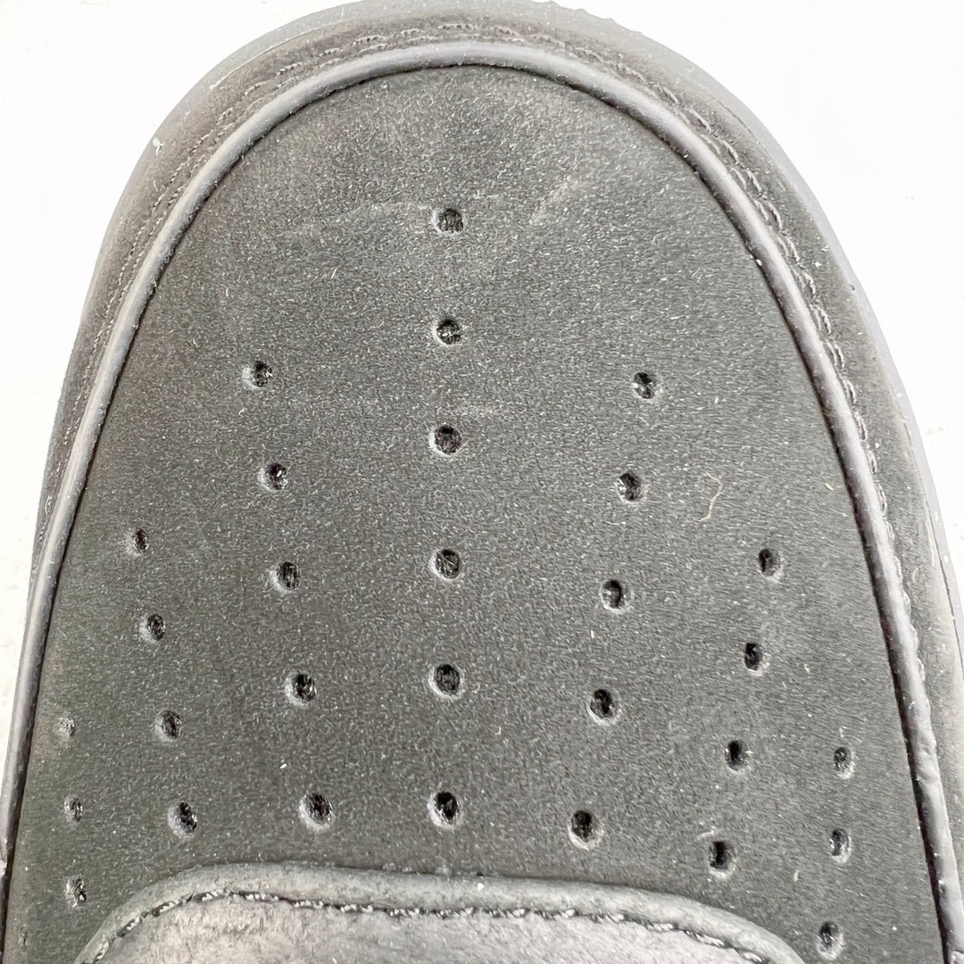 图片[15]-＃G版纯原 TIFFANY & CO. X NK Air Force1 Low \\\”1837\\\” 蒂芙尼联名空军一号潮流复古低帮板鞋 黑绿 货号：DZ1382-001 鞋面材质采用牛皮革打造 亚光黑色的效果表现出十足的高级感 除了视觉之外 上手的感觉也表现出与常规鞋款完全不同的感觉 同样采用牛皮革材质的还有Air Force 1 系列标配的鞋带扣 Tiffany & Co. 925 银鞋带扣则需要单独购买 有一说一这一点可能会让不少玩家吐槽 但是毕竟这双鞋的发售价格几乎是奢侈品联明里最低的了 故此也能理解 侧身 Swoosh 标志作为整双鞋的高光之处 采用 Tiffany & Co. 标志性蓝色装点 与酷黑鞋身形成鲜明对比 鞋舌位置依旧是带有牛皮革标签 银白色 Tiffany 字样点缀 凸显联名身份 鞋舌位置依旧是带有牛皮革标签 银白色 Tiffany 字样点缀 凸显联名身份 皮质 Tiffany & Co. 蓝色鞋垫整体还是比较厚实的 同时具备不错的舒适度 最后外底点缀两块 Tiffany & Co. 蓝色 NK与 Tiffany & Co. 完成了整双鞋的全部鞋身设计 除此以外 就是额外配置的三副鞋带以及特殊衬纸以及 Tiffany & Co. 蓝色鞋盒 尺码：35.5 36 36.5 37.5 38 38.5 39 40 40.5 41 42 42.5 43 44 44.5 45 46 47.5-选品中心