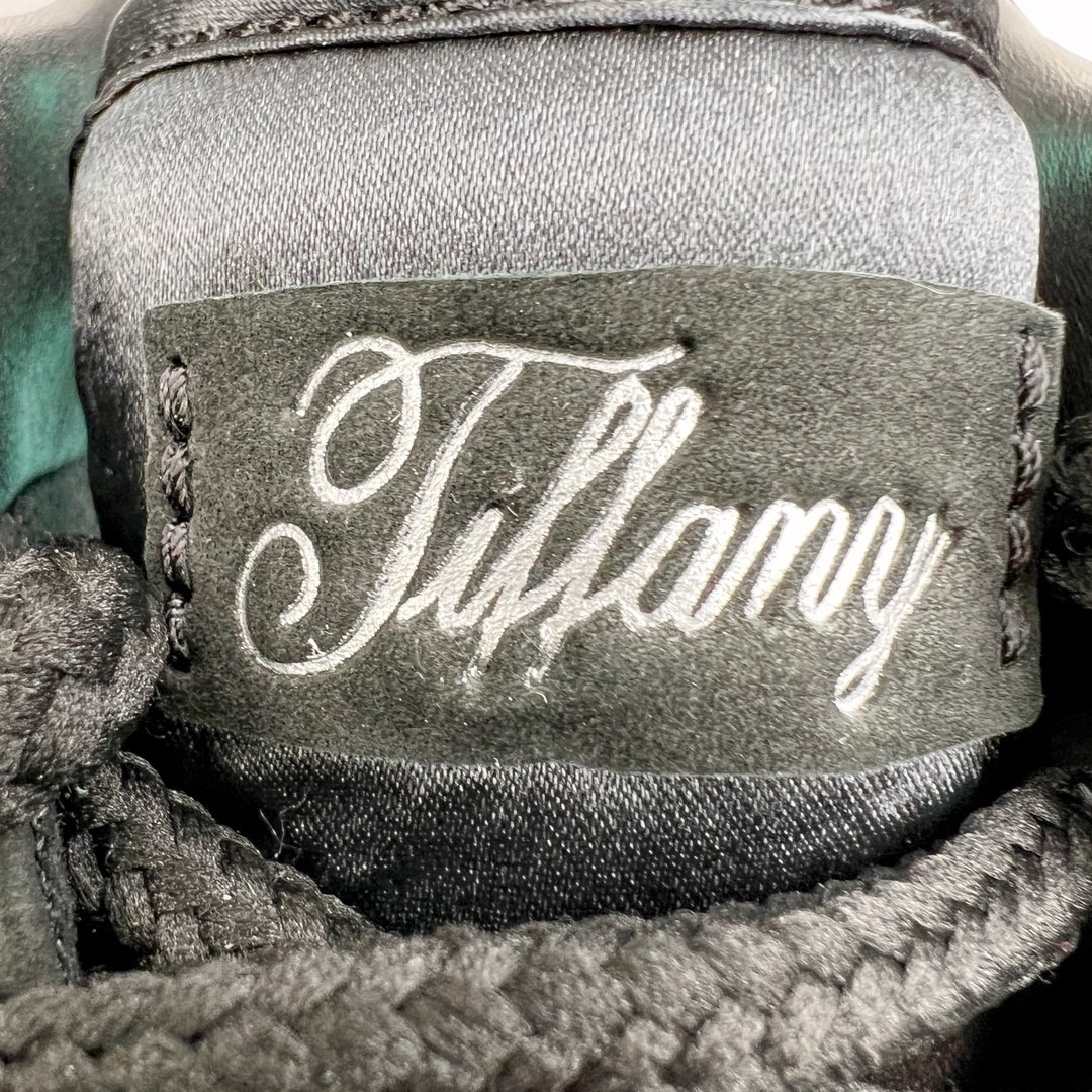 图片[12]-＃G版纯原 TIFFANY & CO. X NK Air Force1 Low \\\”1837\\\” 蒂芙尼联名空军一号潮流复古低帮板鞋 黑绿 货号：DZ1382-001 鞋面材质采用牛皮革打造 亚光黑色的效果表现出十足的高级感 除了视觉之外 上手的感觉也表现出与常规鞋款完全不同的感觉 同样采用牛皮革材质的还有Air Force 1 系列标配的鞋带扣 Tiffany & Co. 925 银鞋带扣则需要单独购买 有一说一这一点可能会让不少玩家吐槽 但是毕竟这双鞋的发售价格几乎是奢侈品联明里最低的了 故此也能理解 侧身 Swoosh 标志作为整双鞋的高光之处 采用 Tiffany & Co. 标志性蓝色装点 与酷黑鞋身形成鲜明对比 鞋舌位置依旧是带有牛皮革标签 银白色 Tiffany 字样点缀 凸显联名身份 鞋舌位置依旧是带有牛皮革标签 银白色 Tiffany 字样点缀 凸显联名身份 皮质 Tiffany & Co. 蓝色鞋垫整体还是比较厚实的 同时具备不错的舒适度 最后外底点缀两块 Tiffany & Co. 蓝色 NK与 Tiffany & Co. 完成了整双鞋的全部鞋身设计 除此以外 就是额外配置的三副鞋带以及特殊衬纸以及 Tiffany & Co. 蓝色鞋盒 尺码：35.5 36 36.5 37.5 38 38.5 39 40 40.5 41 42 42.5 43 44 44.5 45 46 47.5-选品中心