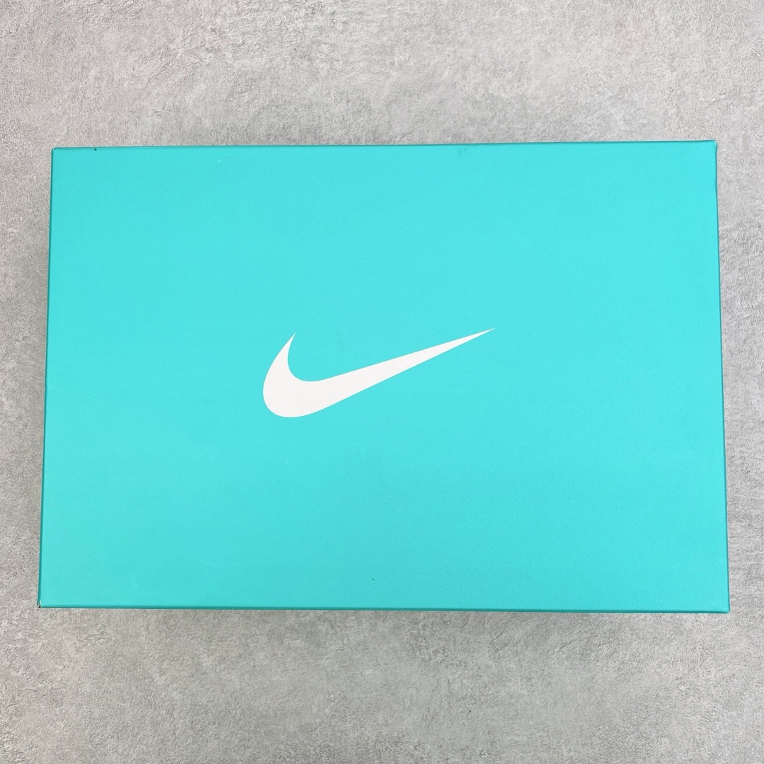 图片[17]-＃G版纯原 TIFFANY & CO. X NK Air Force1 Low \\\”1837\\\” 蒂芙尼联名空军一号潮流复古低帮板鞋 黑绿 货号：DZ1382-001 鞋面材质采用牛皮革打造 亚光黑色的效果表现出十足的高级感 除了视觉之外 上手的感觉也表现出与常规鞋款完全不同的感觉 同样采用牛皮革材质的还有Air Force 1 系列标配的鞋带扣 Tiffany & Co. 925 银鞋带扣则需要单独购买 有一说一这一点可能会让不少玩家吐槽 但是毕竟这双鞋的发售价格几乎是奢侈品联明里最低的了 故此也能理解 侧身 Swoosh 标志作为整双鞋的高光之处 采用 Tiffany & Co. 标志性蓝色装点 与酷黑鞋身形成鲜明对比 鞋舌位置依旧是带有牛皮革标签 银白色 Tiffany 字样点缀 凸显联名身份 鞋舌位置依旧是带有牛皮革标签 银白色 Tiffany 字样点缀 凸显联名身份 皮质 Tiffany & Co. 蓝色鞋垫整体还是比较厚实的 同时具备不错的舒适度 最后外底点缀两块 Tiffany & Co. 蓝色 NK与 Tiffany & Co. 完成了整双鞋的全部鞋身设计 除此以外 就是额外配置的三副鞋带以及特殊衬纸以及 Tiffany & Co. 蓝色鞋盒 尺码：35.5 36 36.5 37.5 38 38.5 39 40 40.5 41 42 42.5 43 44 44.5 45 46 47.5-选品中心